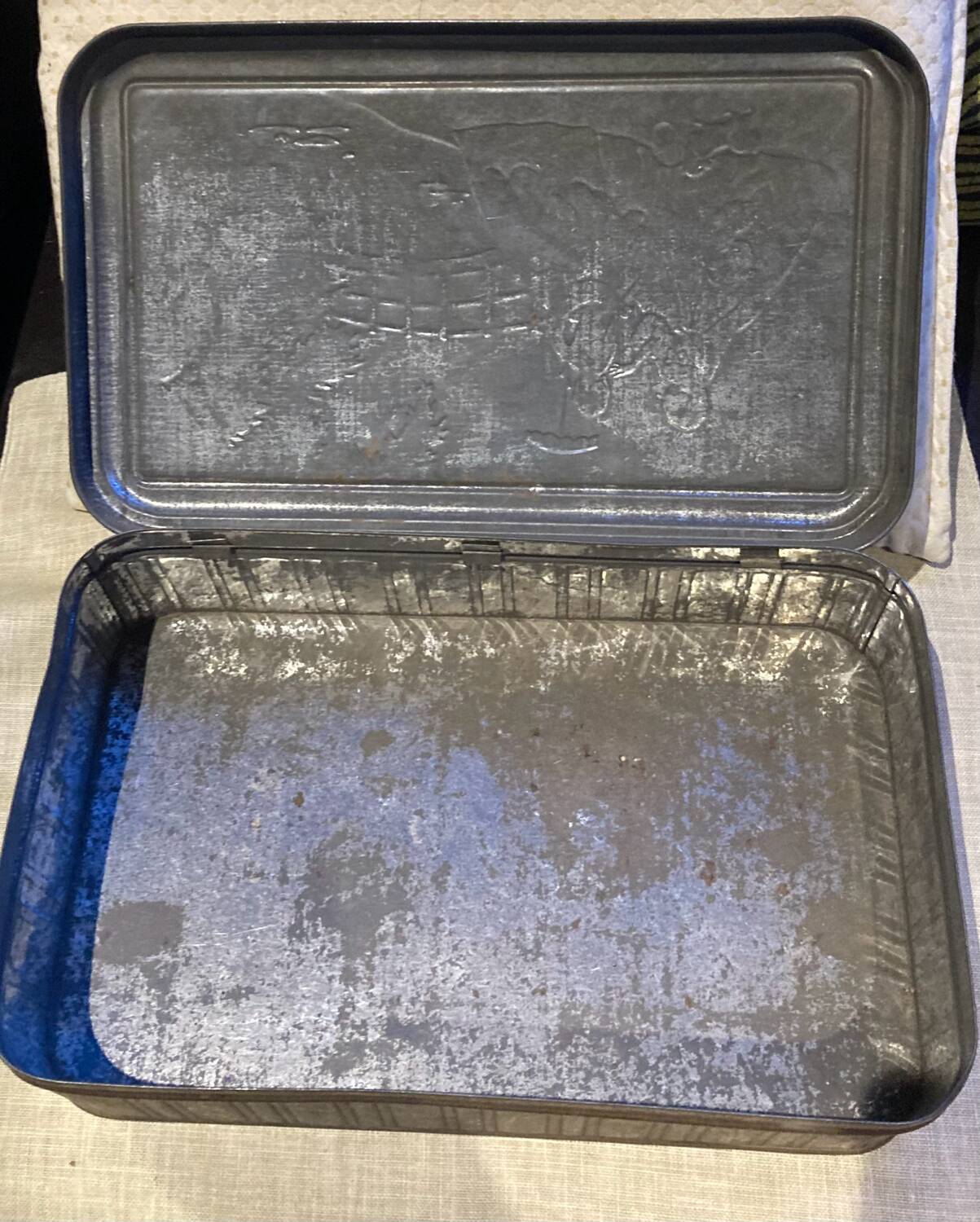 Cake tin from the early 20th century with embossed designs