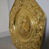 Plat offrandes laiton repoussé françois ier