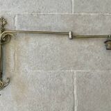 Adjustable wall light in brass and gold metal.