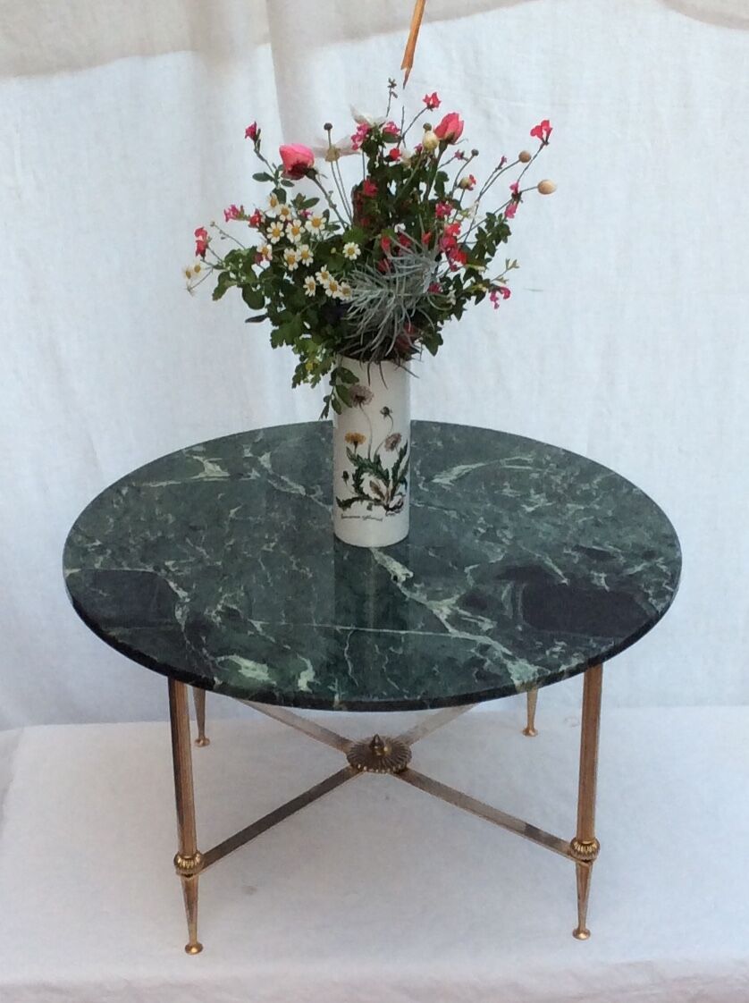 Table basse ronde en laiton doré avec un plateau en marbre dimension : hauteur -40,5cm- diamètre -69