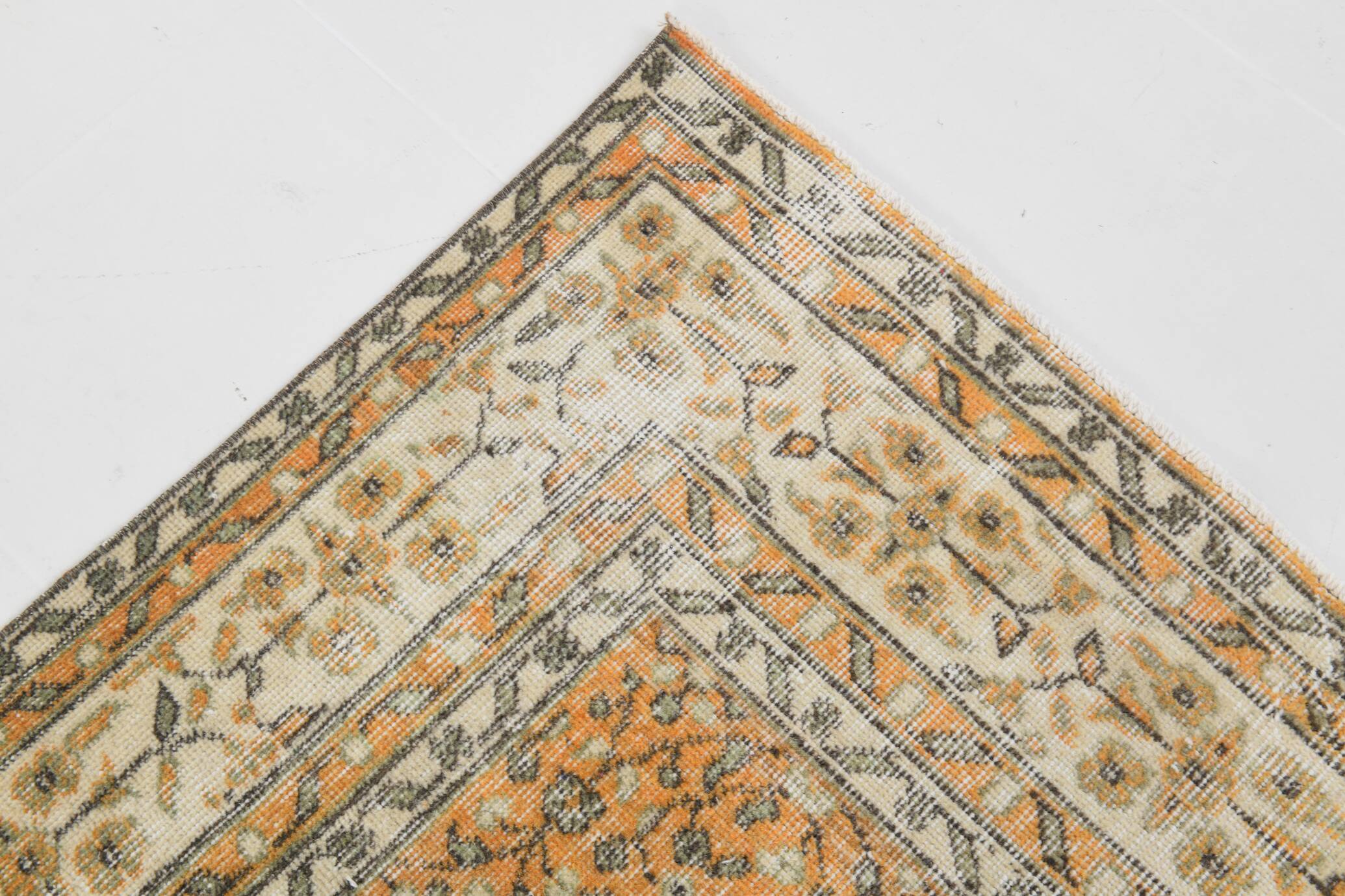 Grand tapis persan vintage orange et ivoire, motifs floraux raffinés