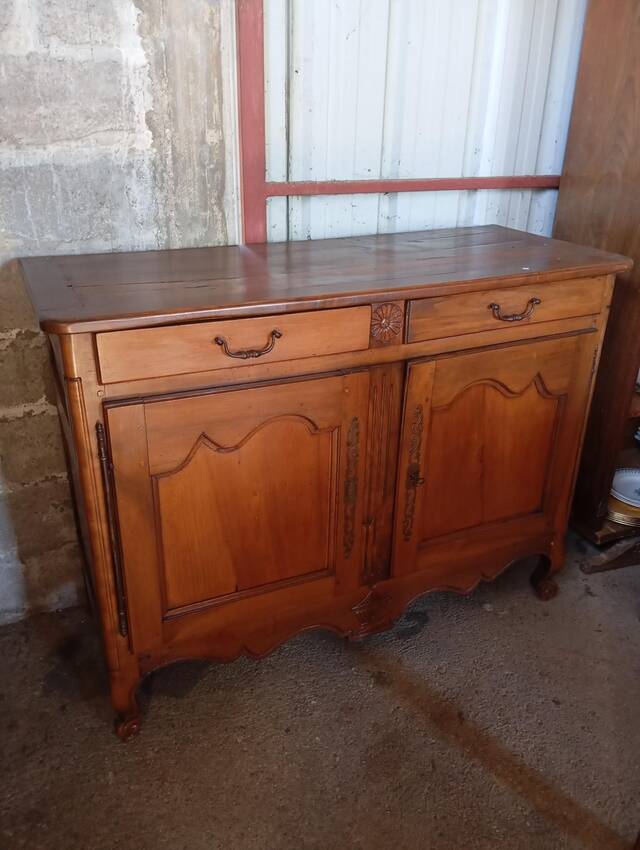 Vaisselier "deux-corps" de style régional – charme authentique et élégance rustique