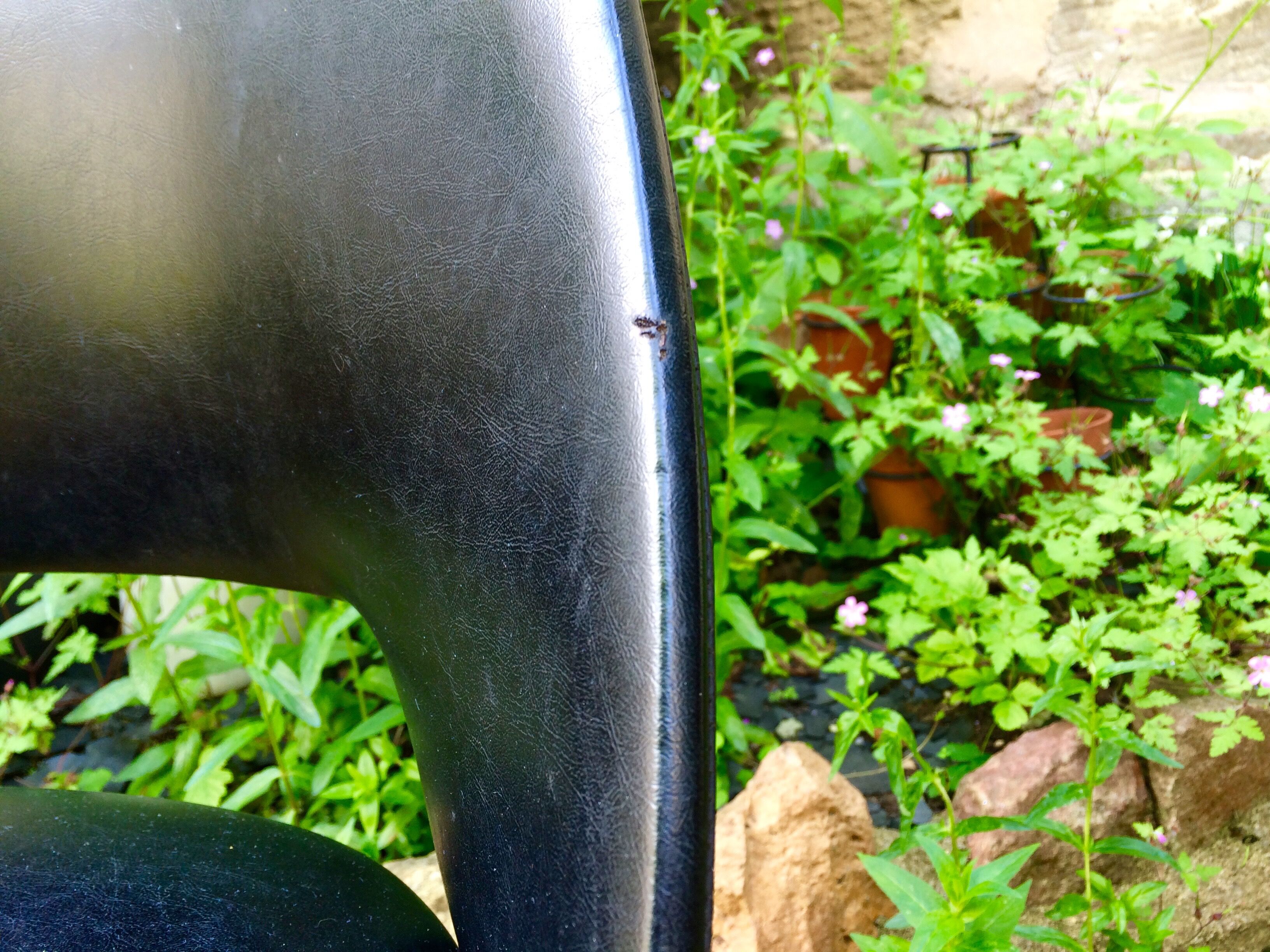 Chaise tulipe skaï noir des années 50