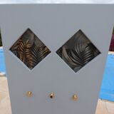 Armoire atypique à plusieurs étagères à roulettes