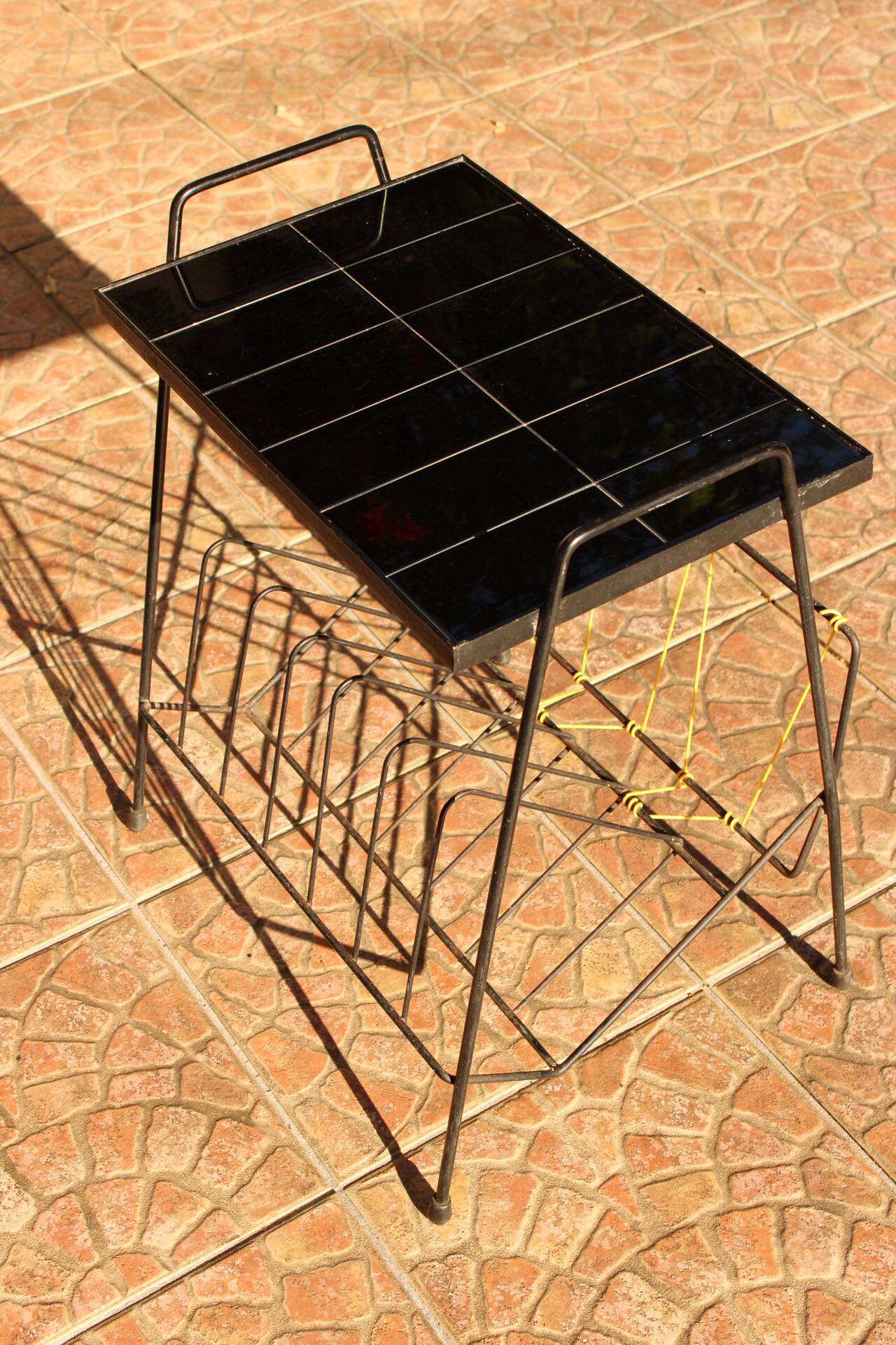 Vintage magazine/vinyl rack table – Black tiled top, scoubidou trim
