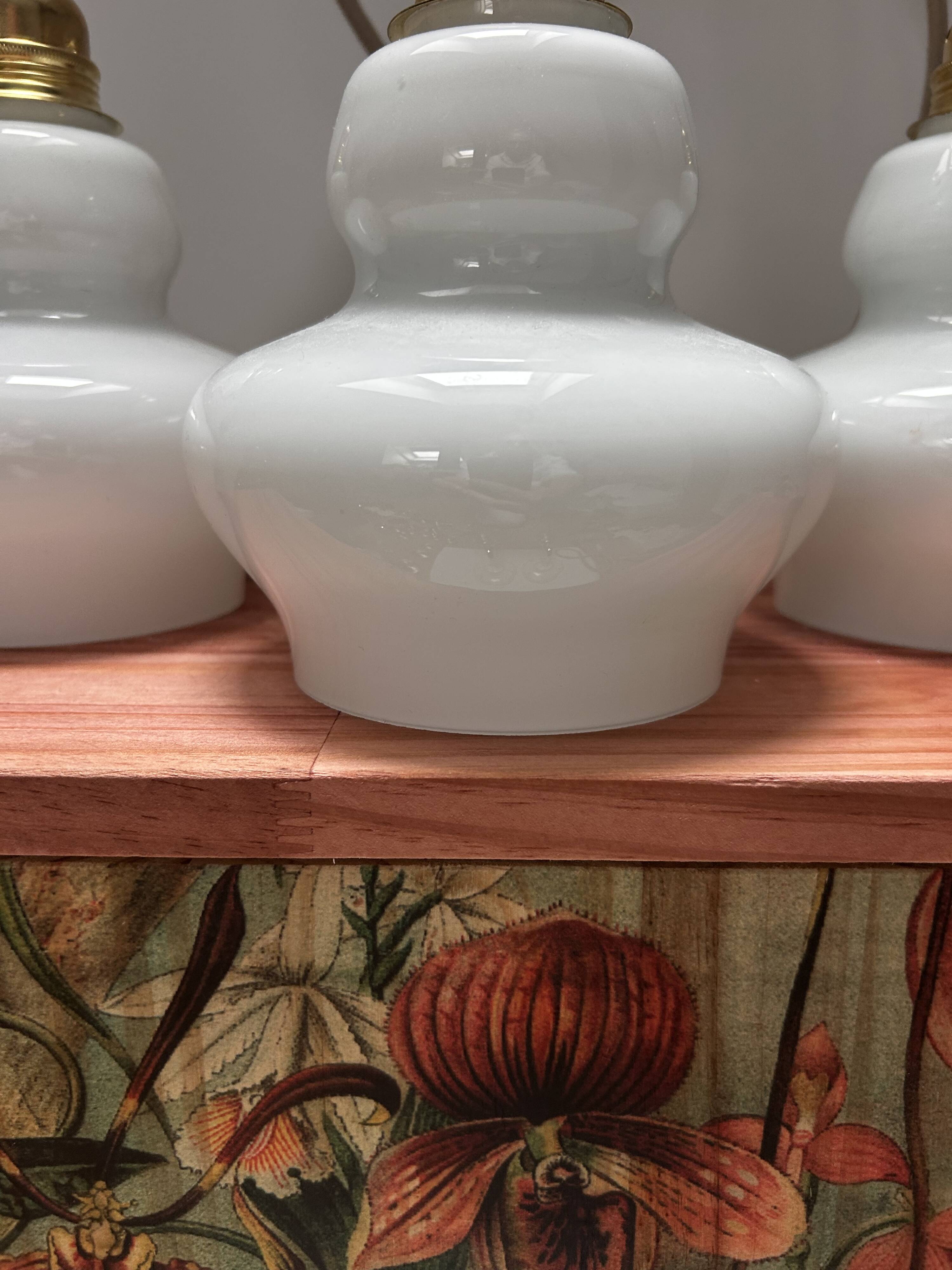 Lot de trois suspensions scandinaves en opaline blanche