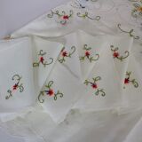 Nappe ronde brodée de fleurs colorées avec 8 serviettes