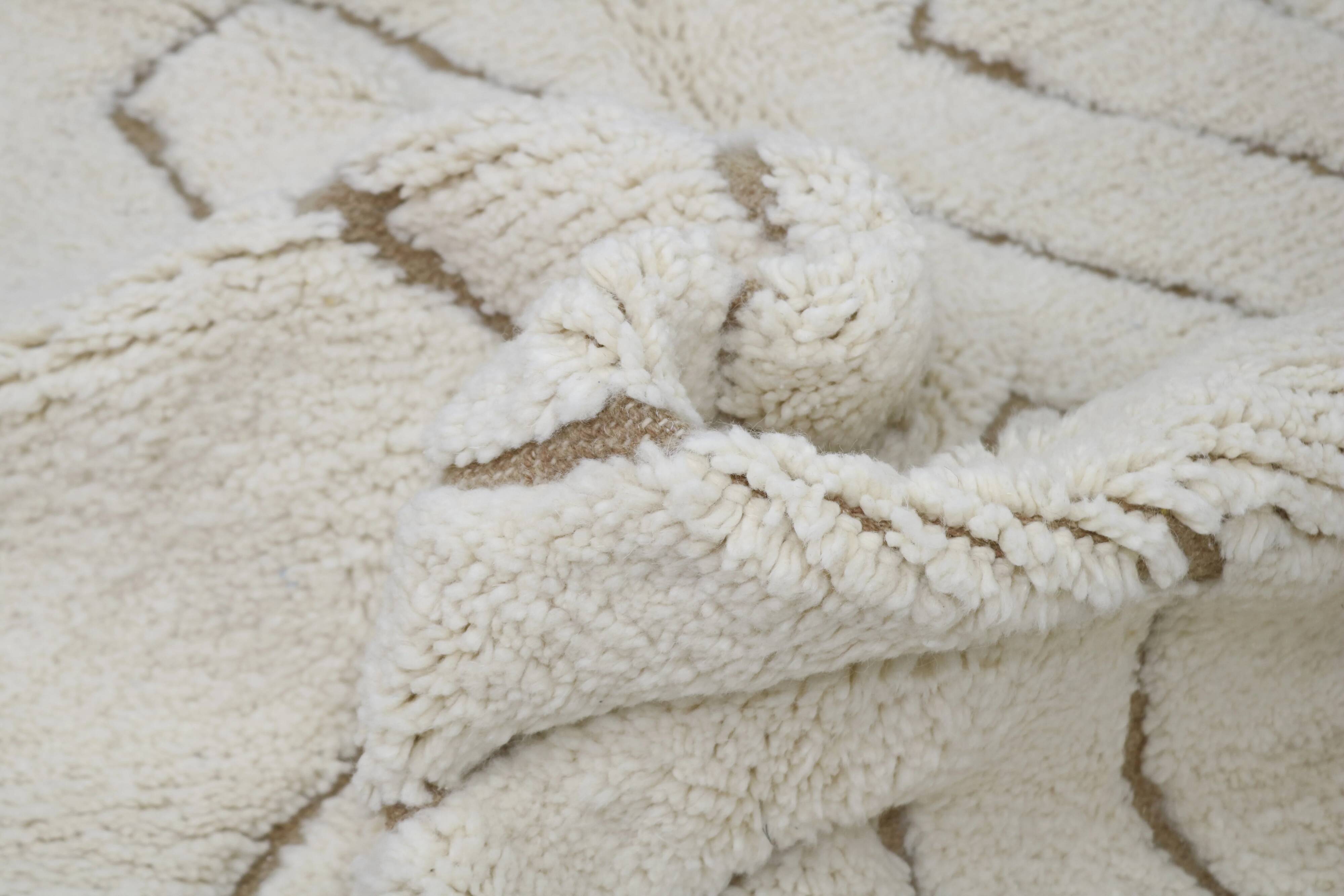 Large Beni Ouarain rug 325×200 – Handcrafted natural wool rug with soft diamond geometry, GO-946