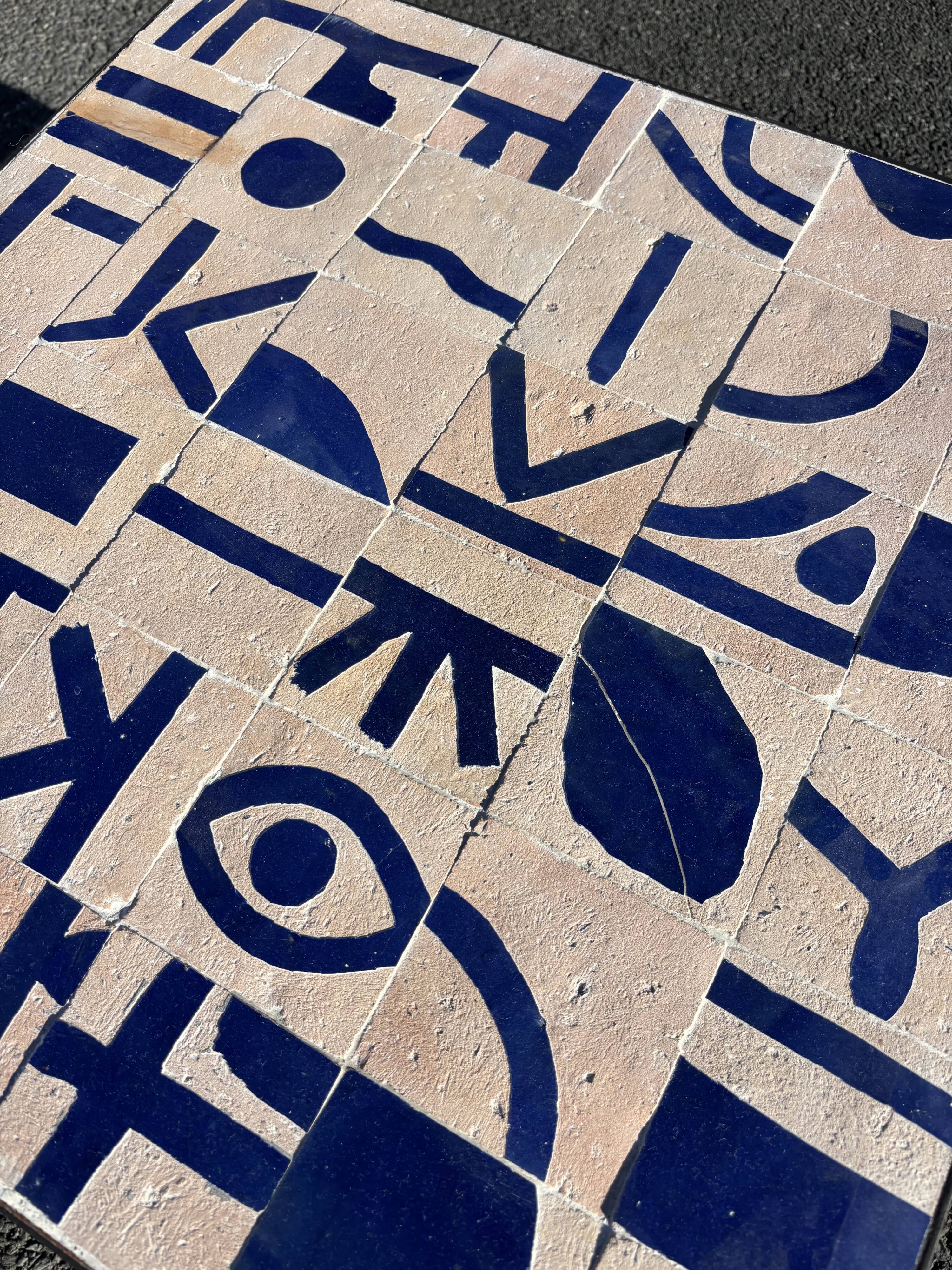 Table basse carrée en zellige bleu cobalt – décor abstrait artisanal