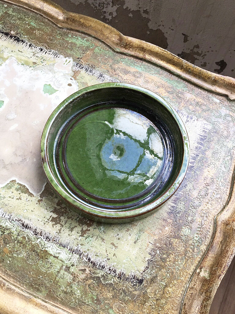 Assiette plat en terre vernissée vert