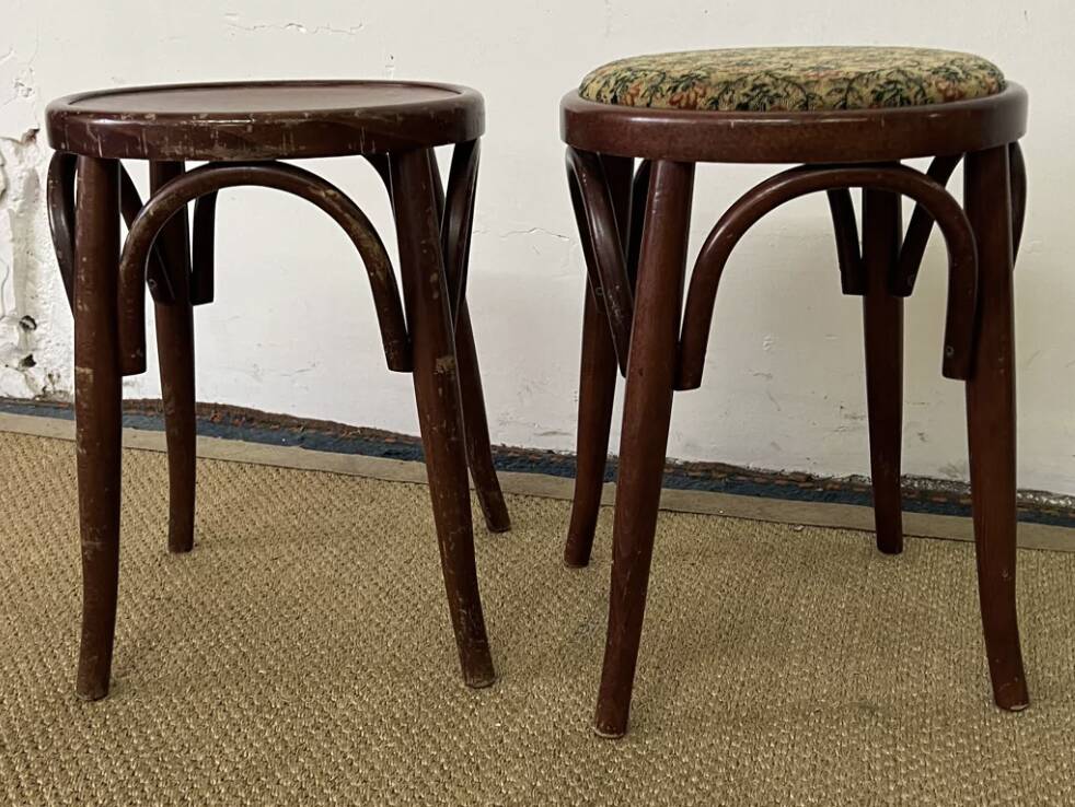 Paire de tabourets bas en bois courbé style "Thonet" vintage