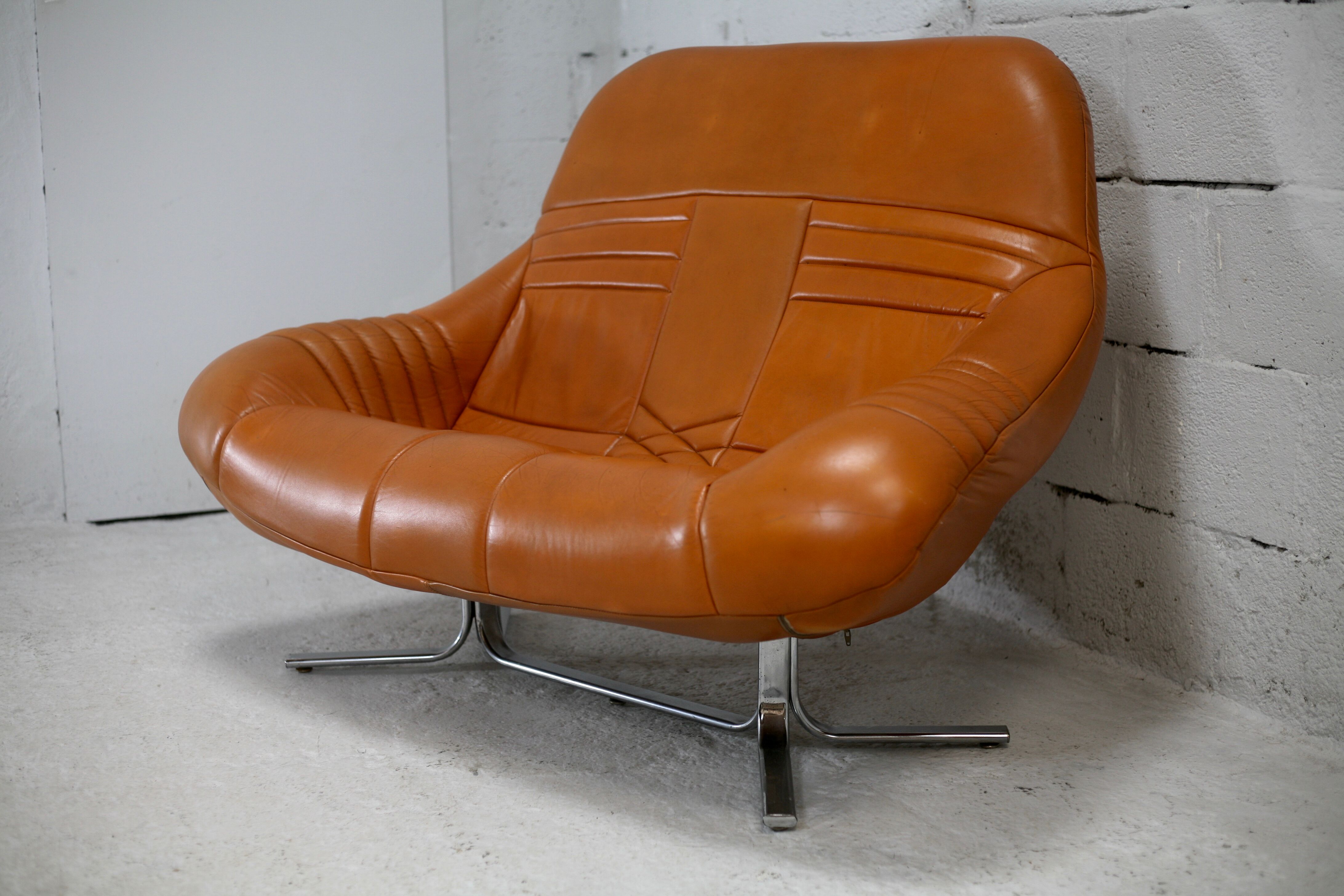 Sofa "space age". Leather, fiberglass, foam, steel. Circa 1970. Orange.