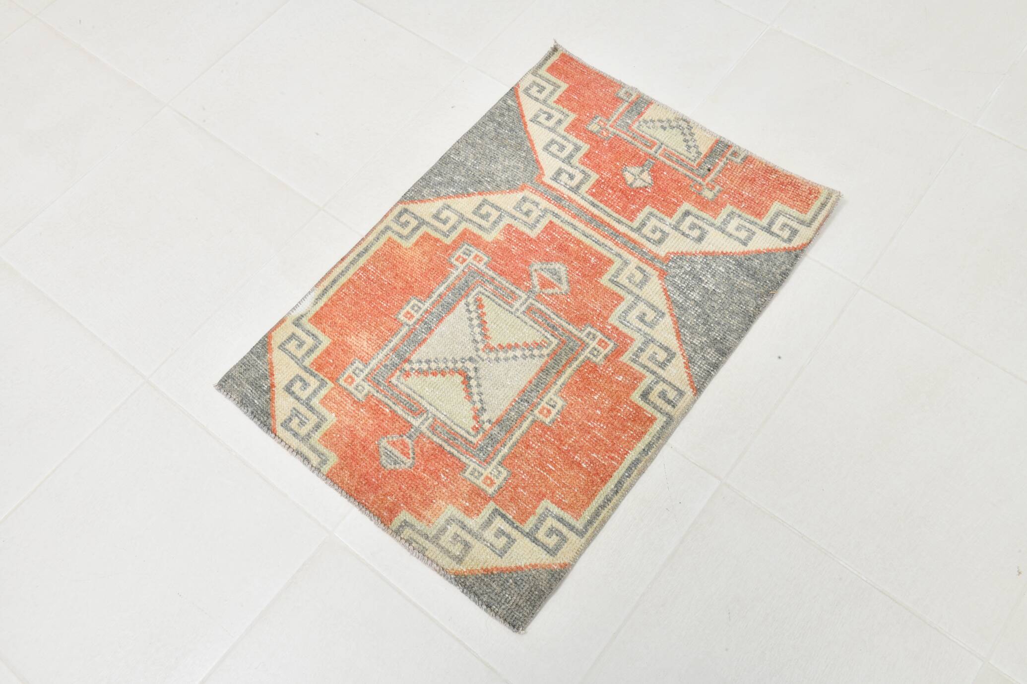Tapis vintage orange et gris de petite taille 2x3