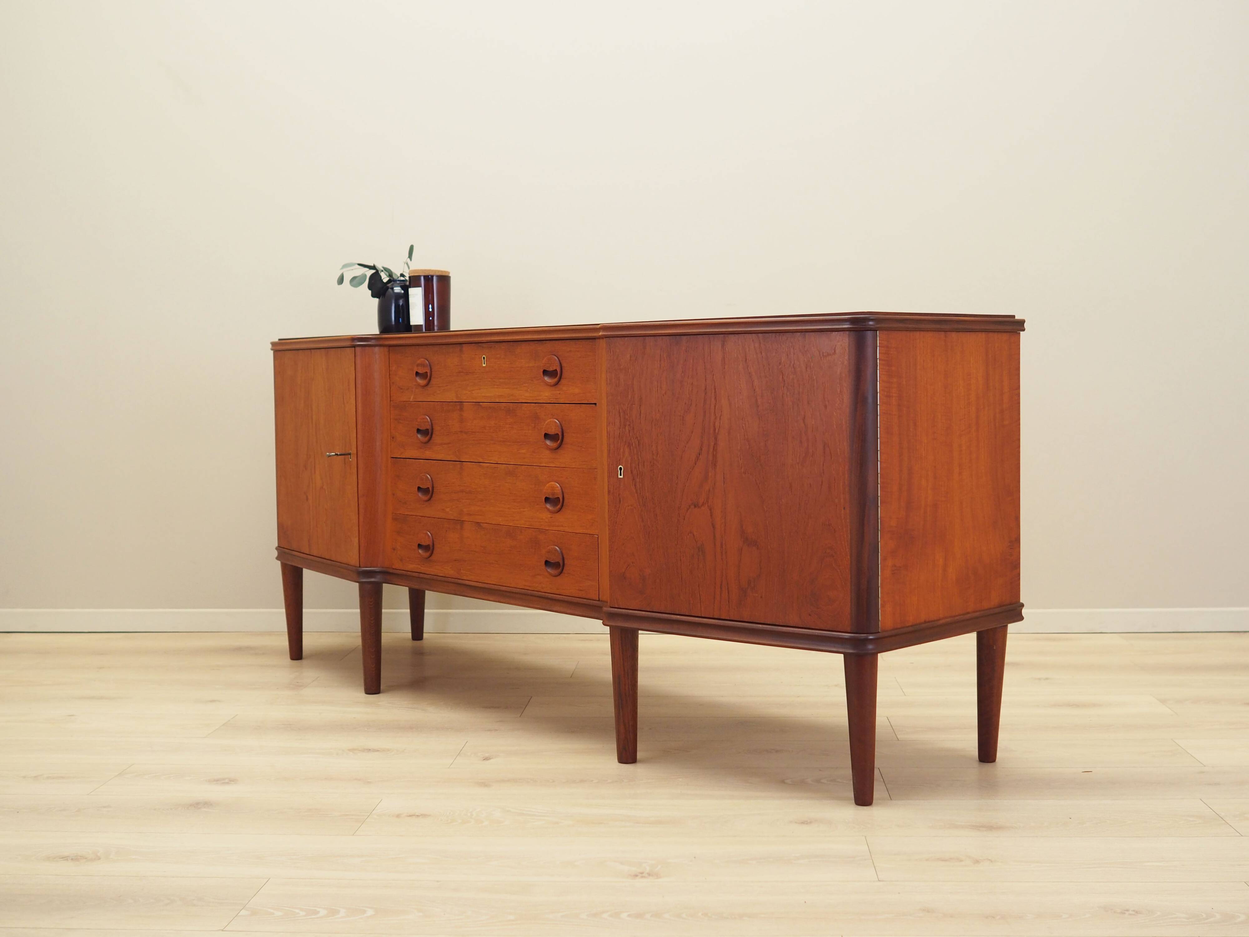 Buffet en teck, design danois, années 1960, production : Danemark
