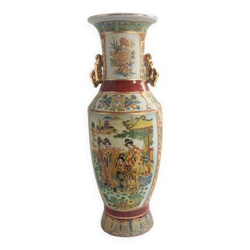 Antique Japanese Satsuma vase, 19th - early 20th century, decorated with geishas.
