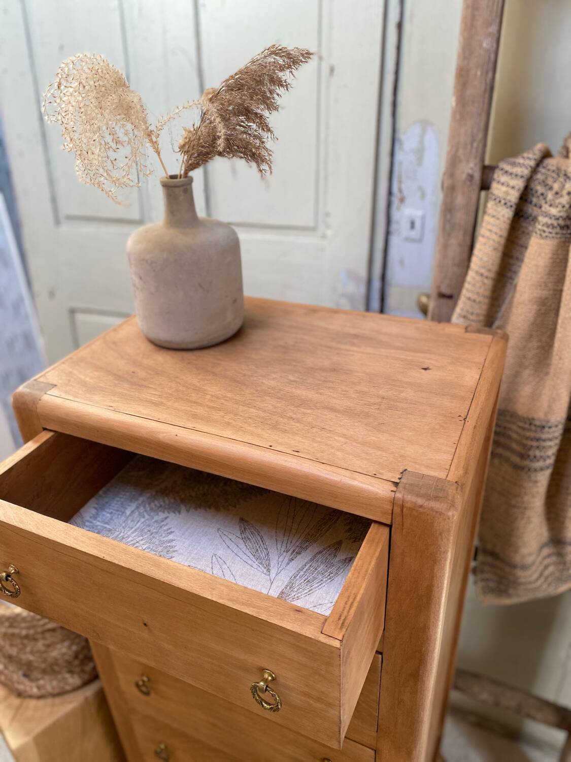 Vintage chest of drawers in light wood – natural elegance
