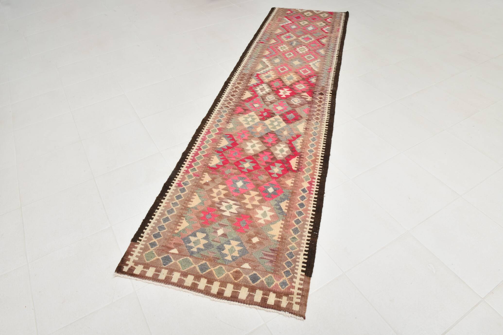 Tapis runner vintage kilim, tons rouges et beiges, motifs géométriques