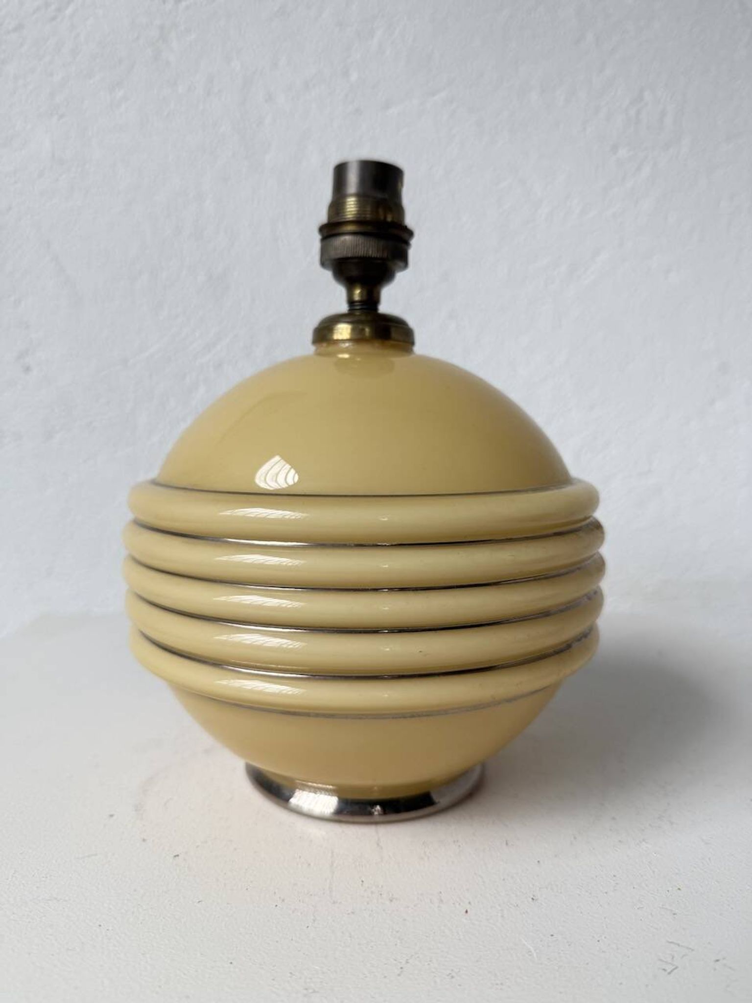 Lampe de table opaline Art Déco tchécoslovaquie
