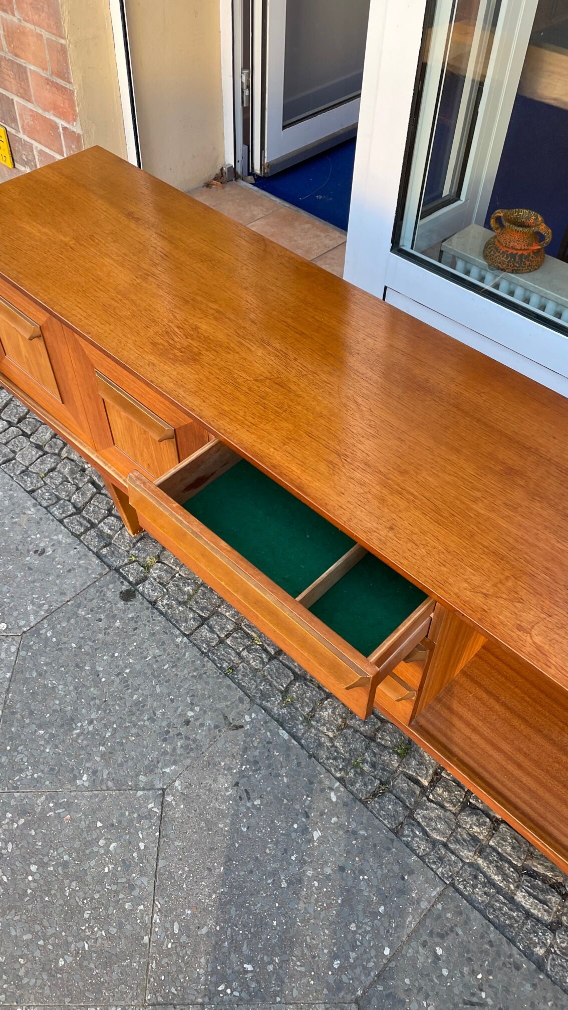 Atypical teak row of the 60s
