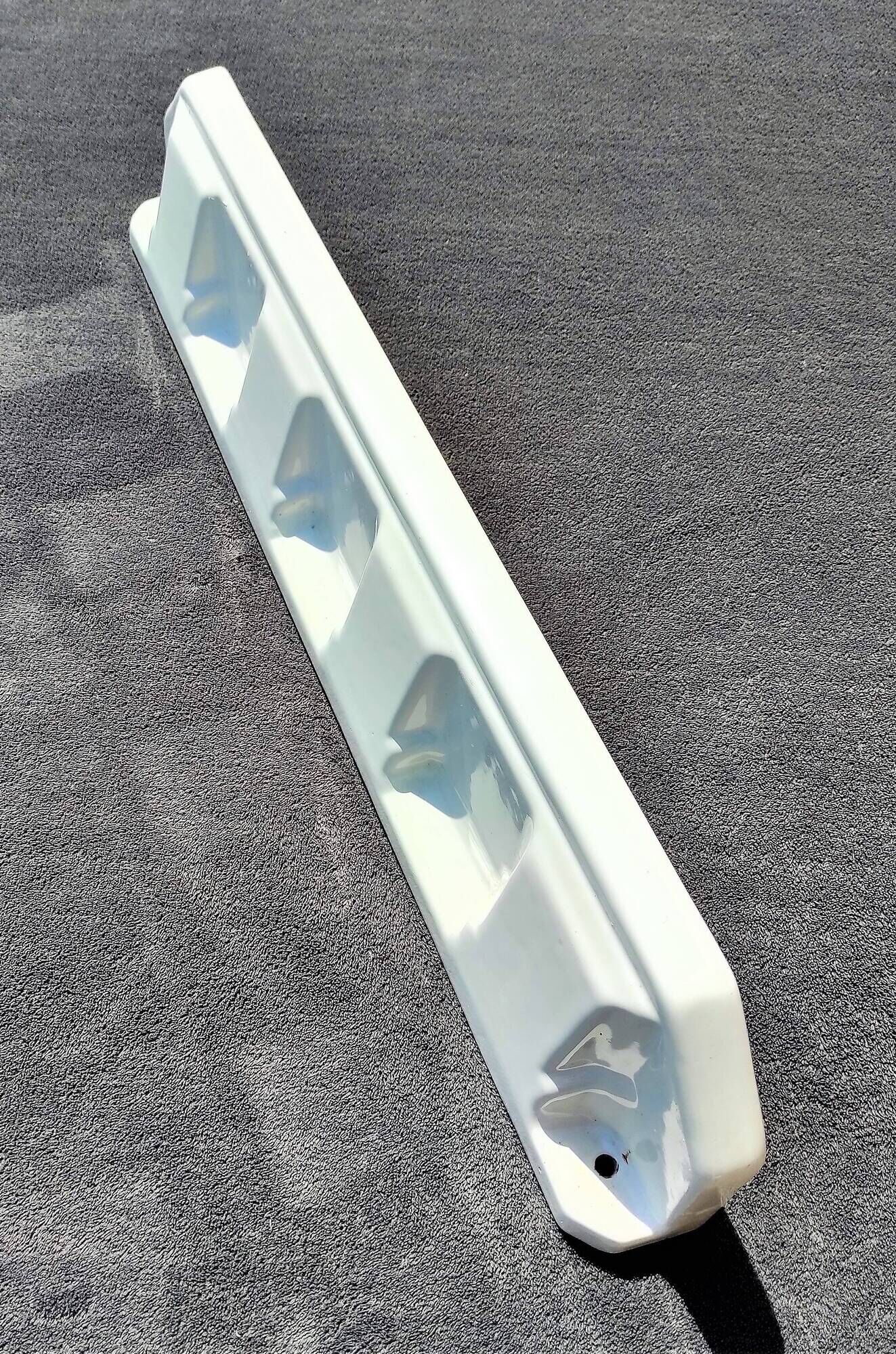 Old shelf of great length / shelf in white Art Deco porcelain