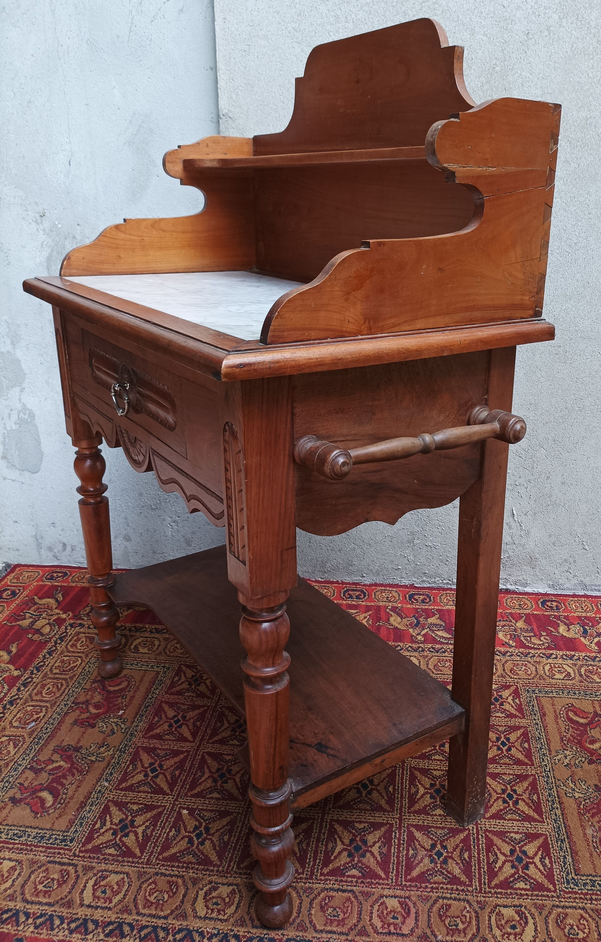 Meuble de toilette en noyer et merisier