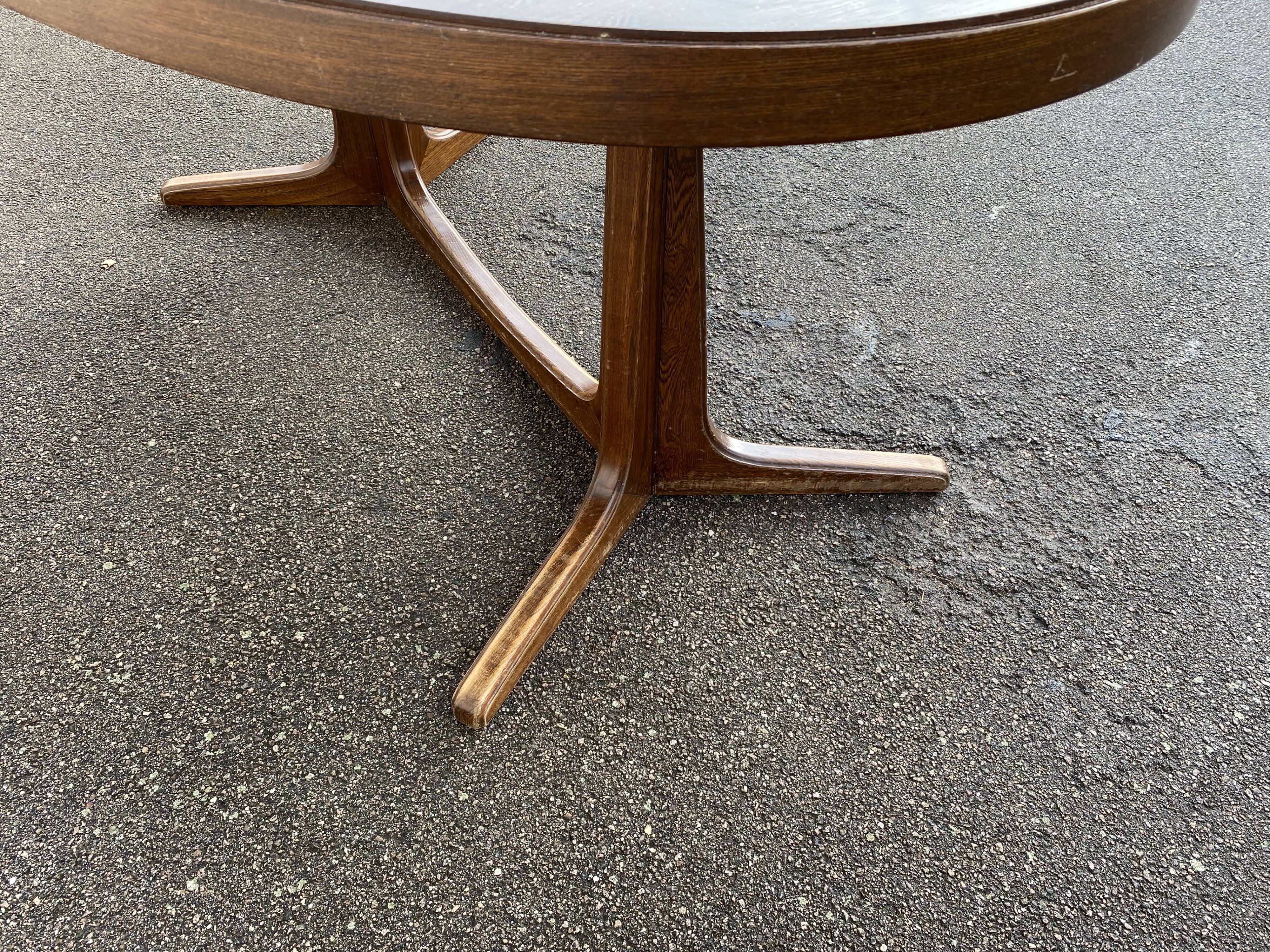 Oval baumann table