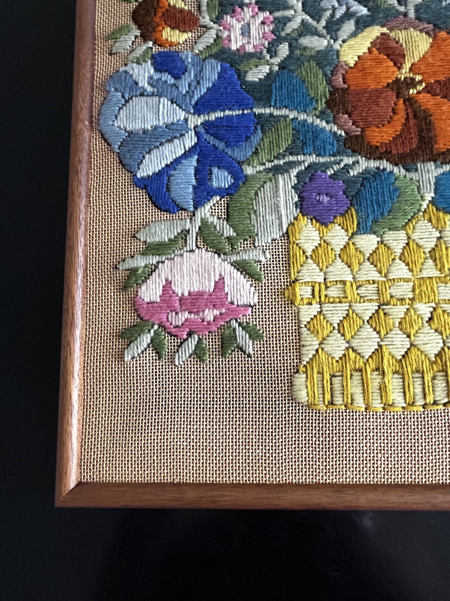 tableau fleurs brodées 1970