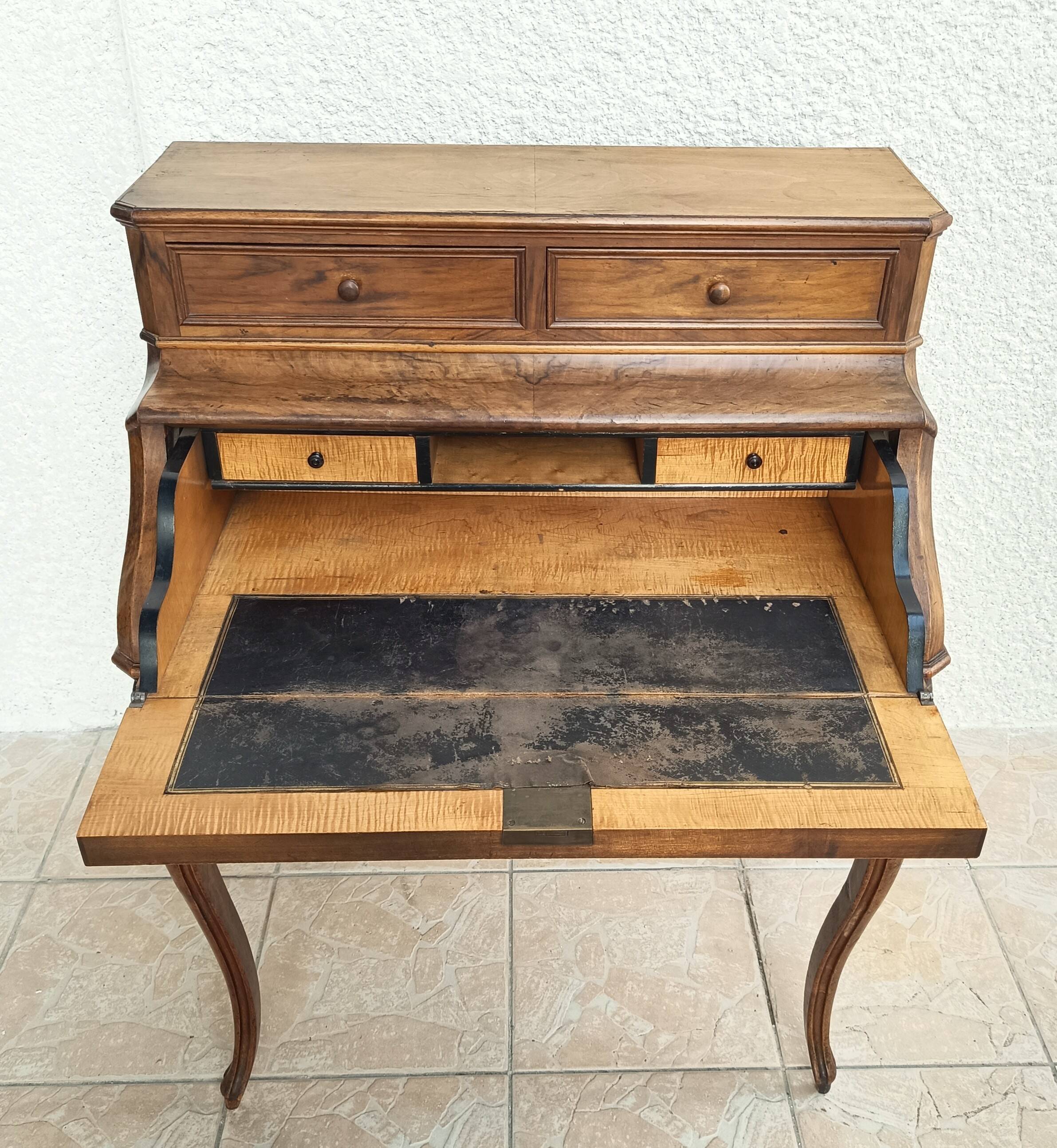 Louis XV slant desk in walnut, 19th century.