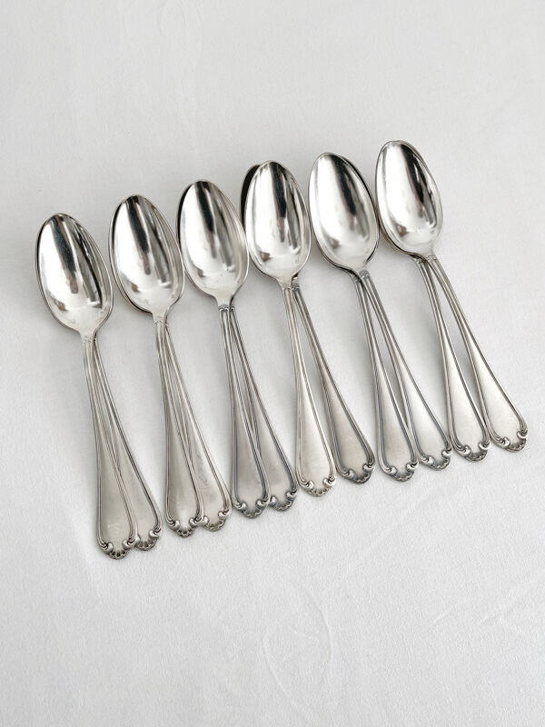 12 cuillères à soupe anciennes en métal argenté coquille