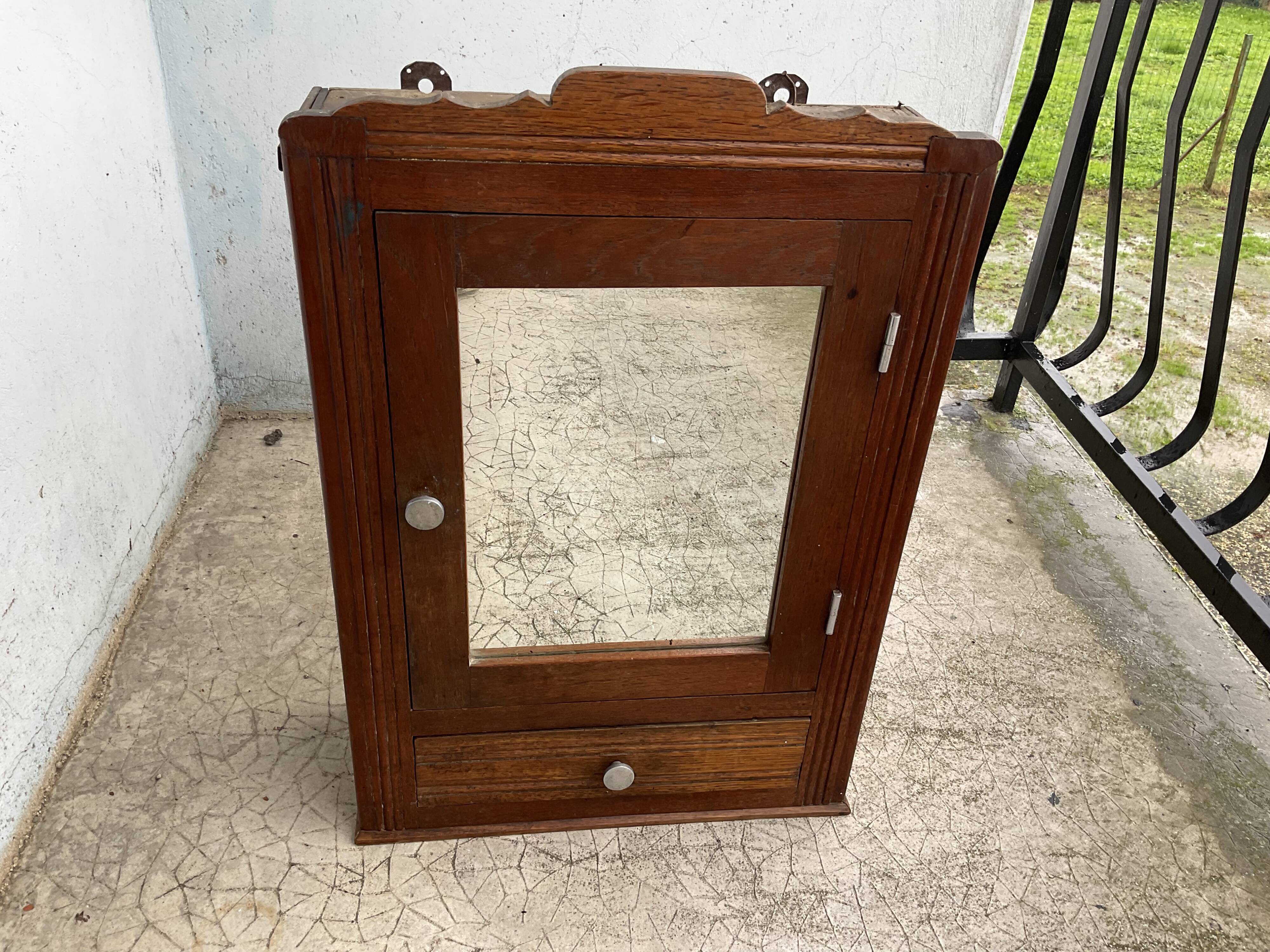 Armoire à pharmacie