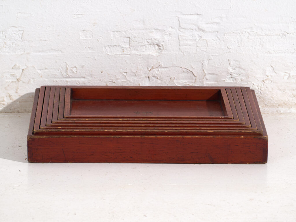 Plateaux japonais anciens empilables en bois teinté – période Taishō–Showa (c.1910–1940)