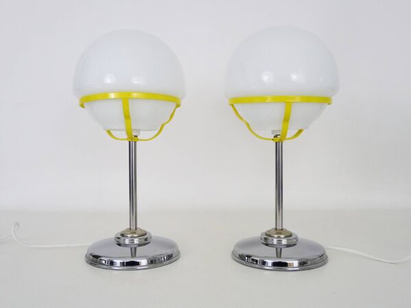 Paire de lampes de table Space Age métal chromé globe opaline. Années 70