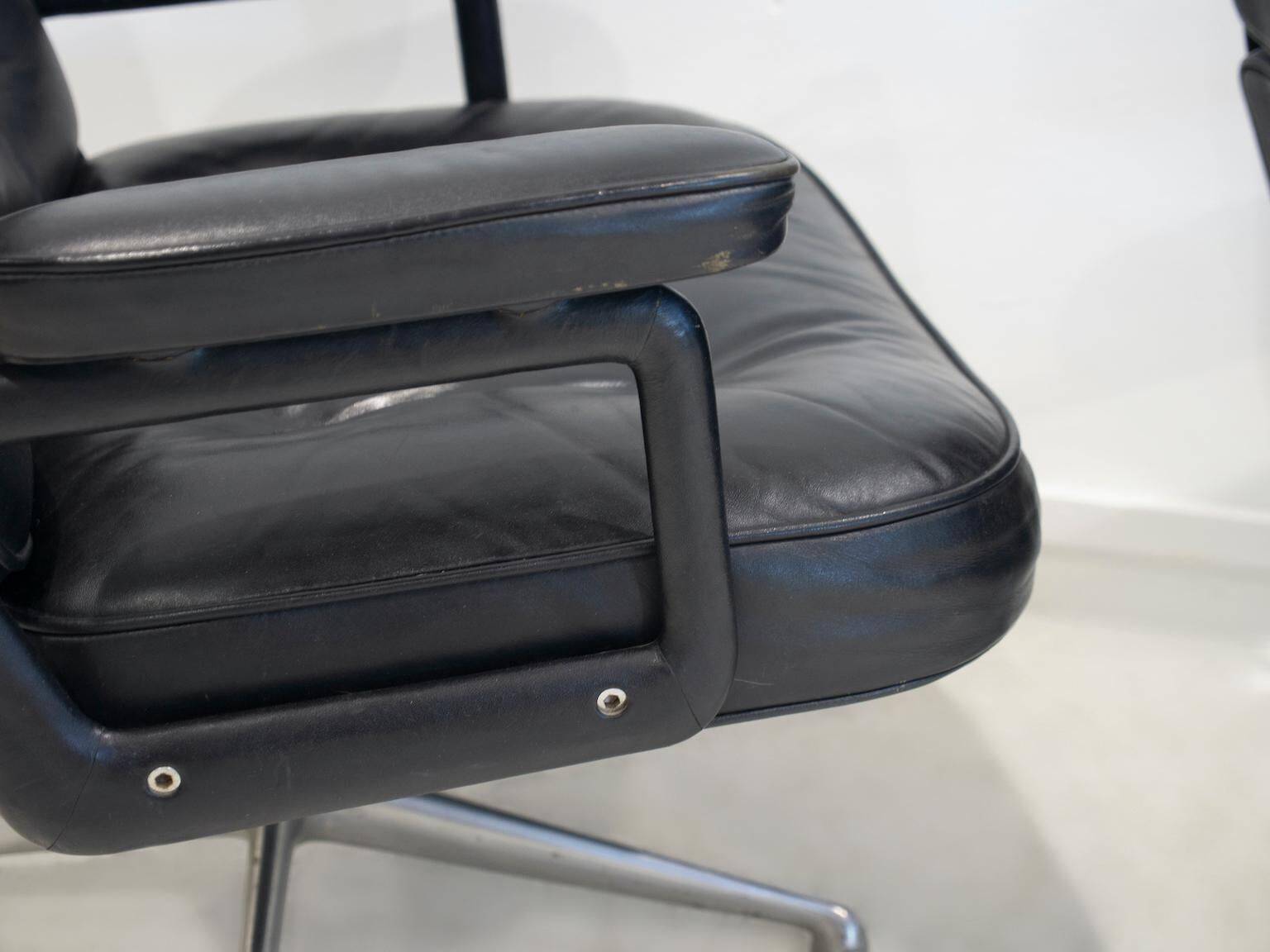 Paire de fauteuils de direction en cuir noir de Charles and Ray Eames