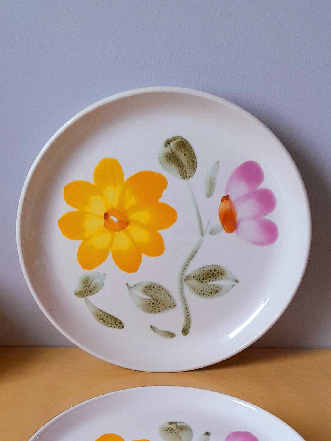 Assiettes à dessert fleuries ,Sarreguemines 1960.