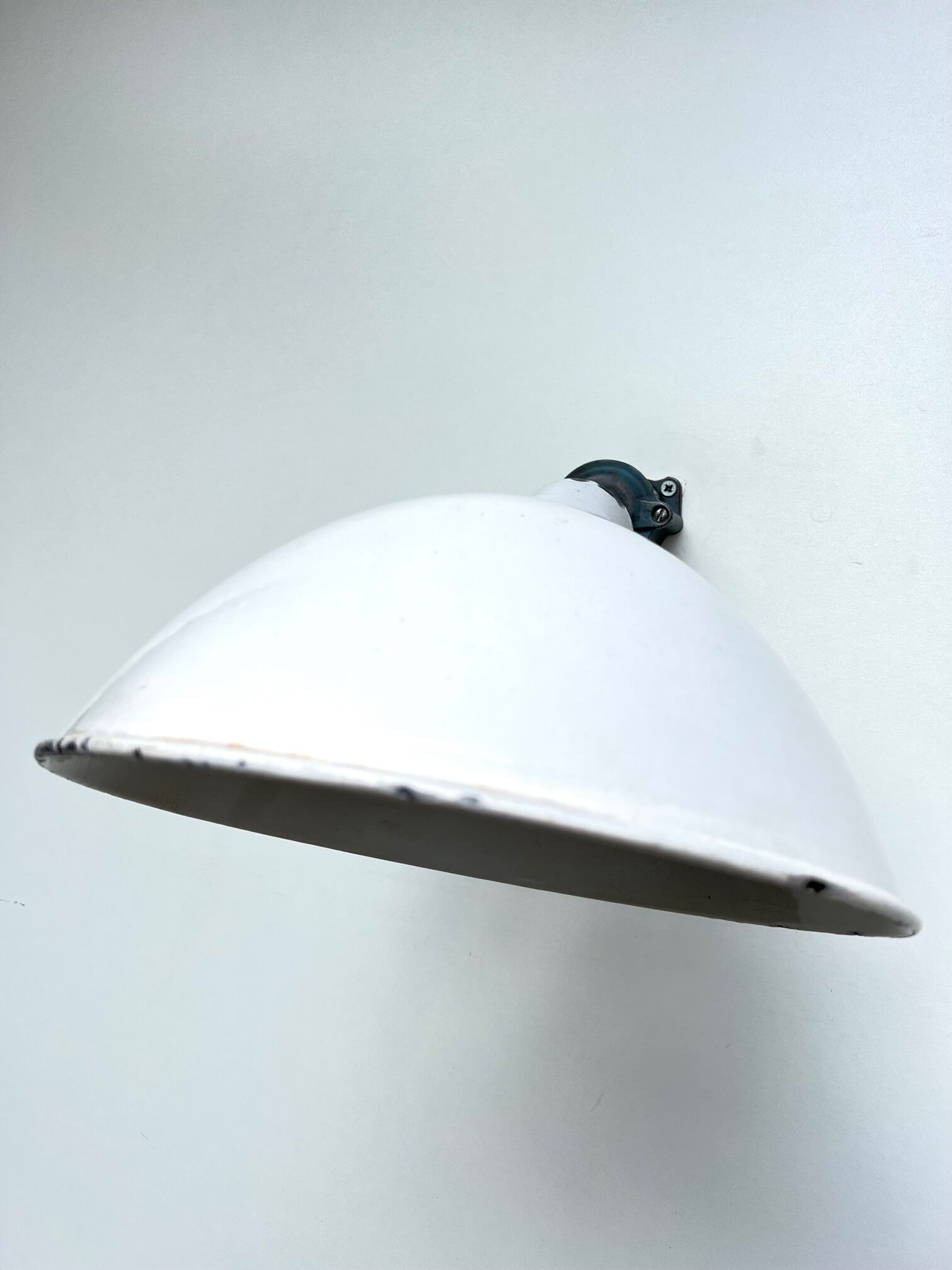 White enamelle tole wall lamp ø 31 cm brand benjamin usa