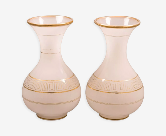 Paire de vases en opaline XIXe decor a la grecque rehauts dores