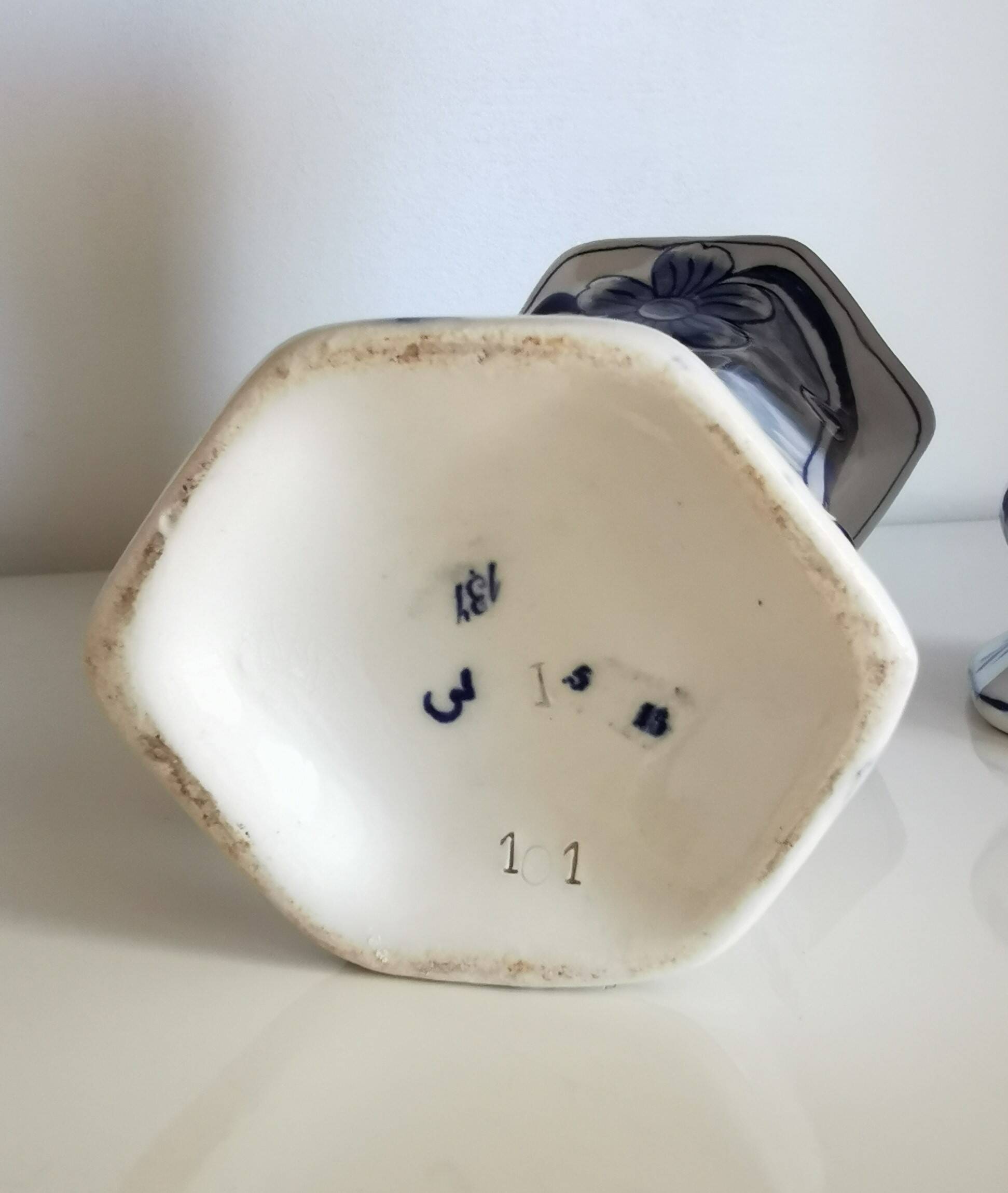 Pair of Dutch jarrones – ceramica delft