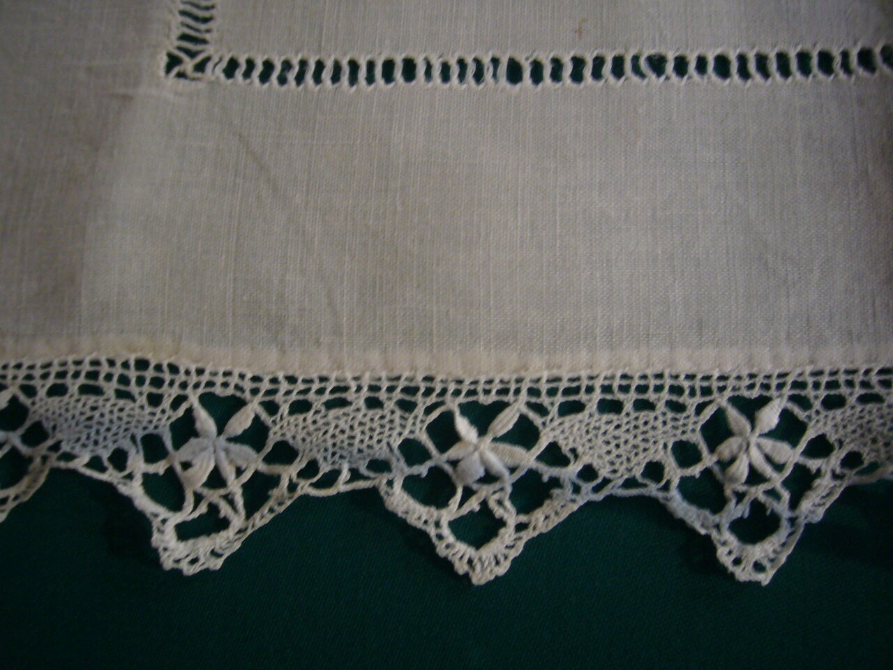 The linen thread and old lace tablecloth