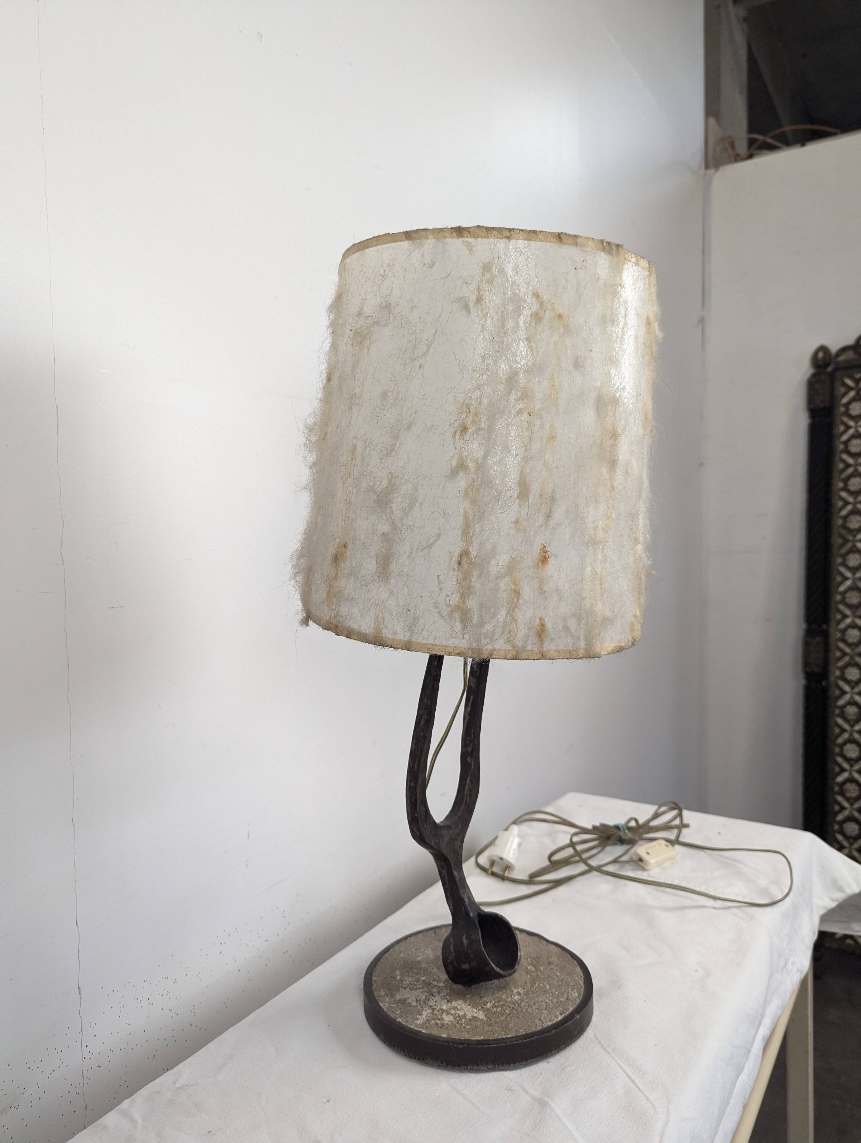 Lampe brutaliste art populaire en fer forgé