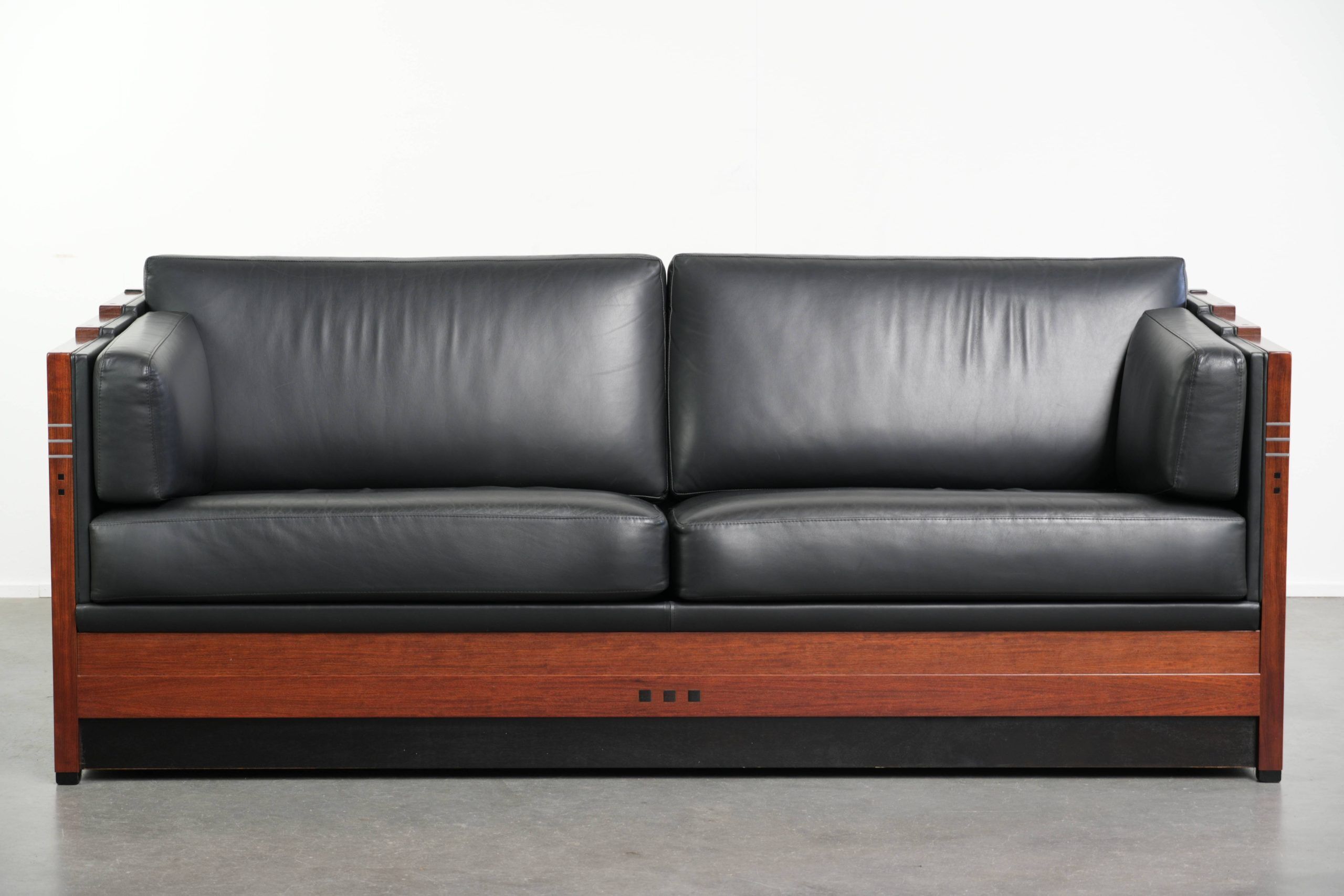 Ensemble de 2 canapés 3 places en cuir de vache noir de design Art Déco de haute qualité.