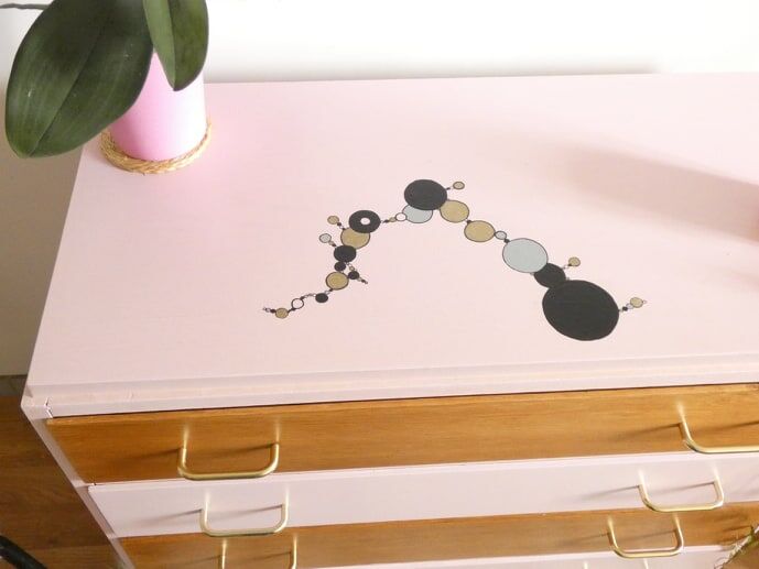 Commodus with compass feet