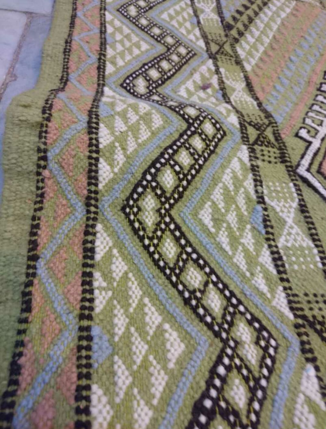 Green berber carpet in pure wool 195x100cm