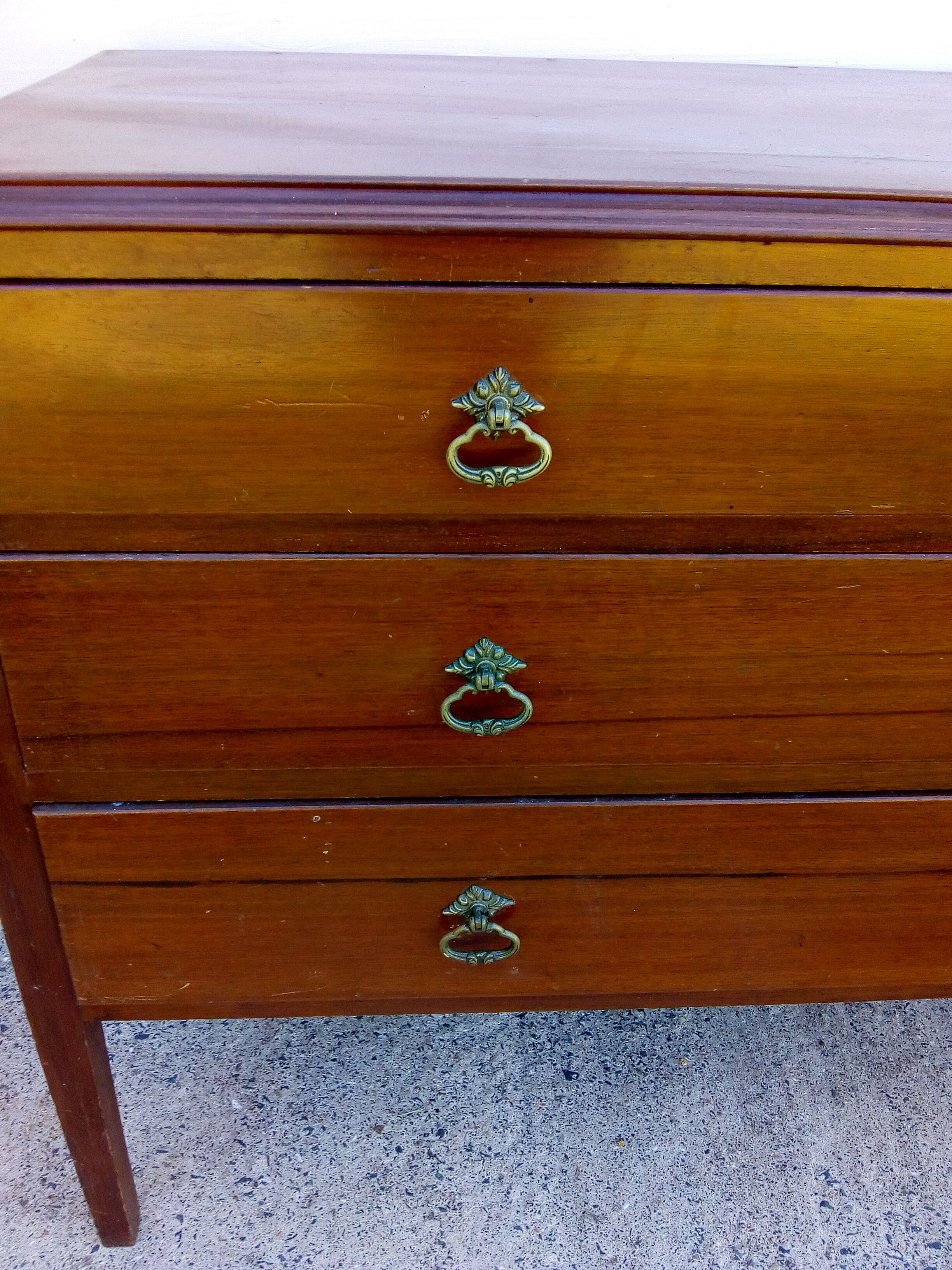 English chest of drawers in massive mahogany