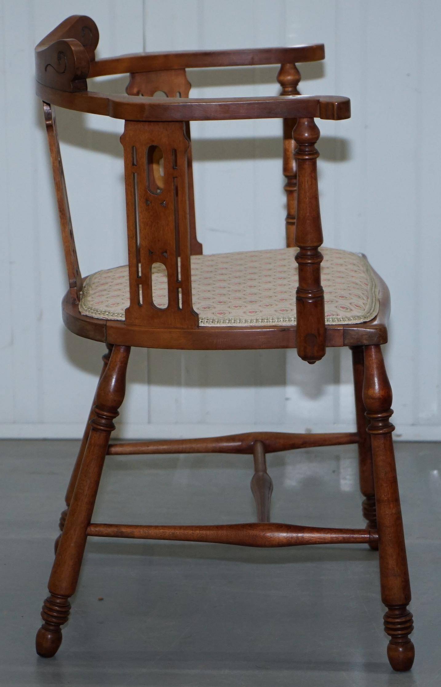 Chaise en noyer Edwardian à dossier courbé avec incrustation de nacre style Arts and Crafts