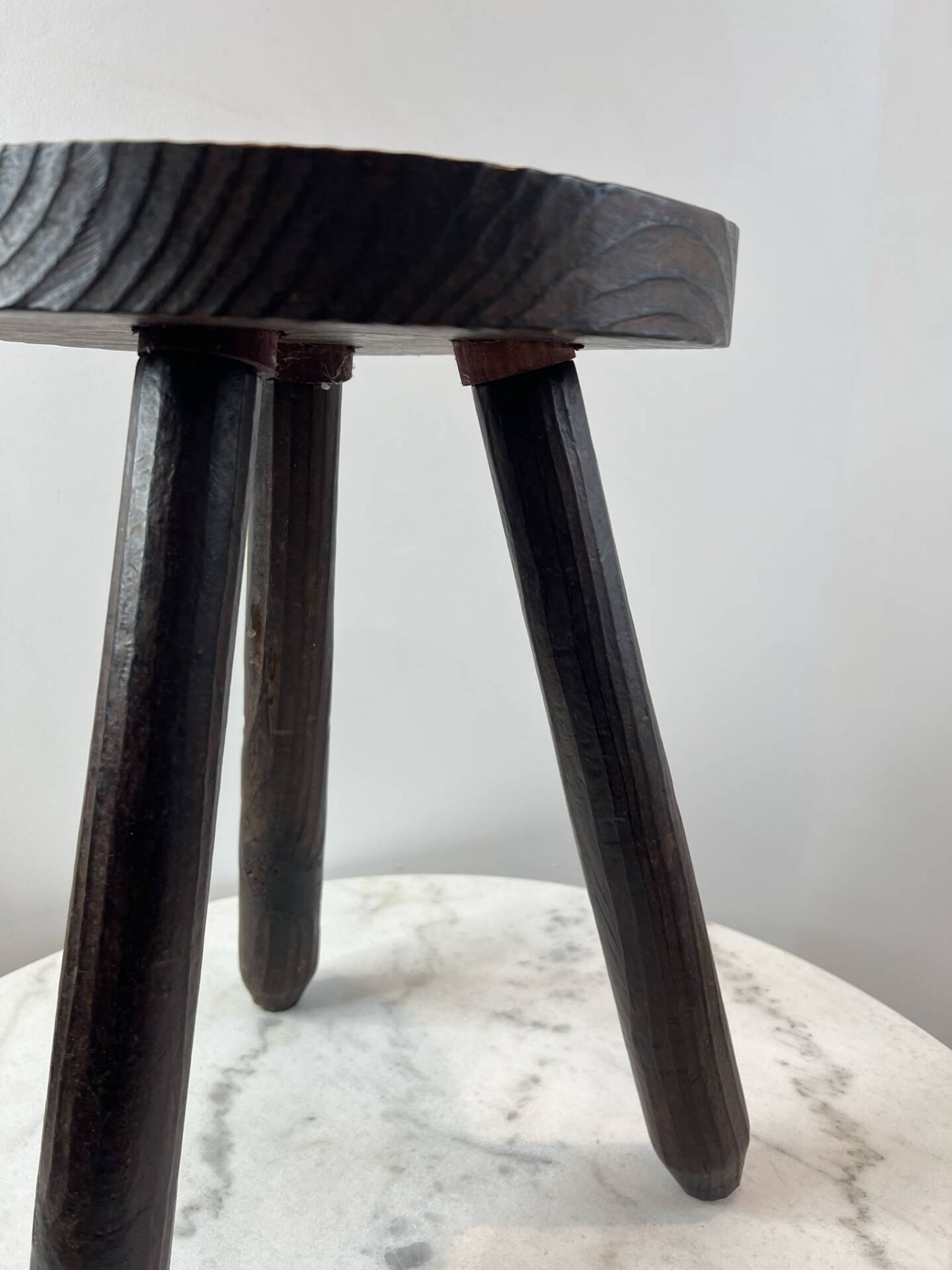 Tabouret tripode en bois tourné patiné