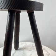 Tabouret tripode en bois tourné patiné