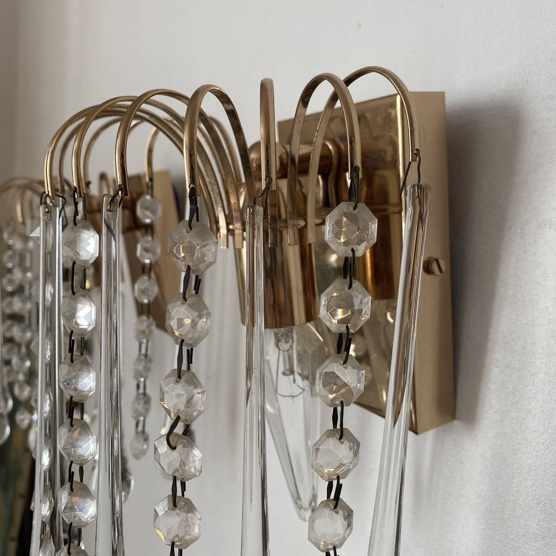 Pair of Italian wall lights Hollywood Regency with pendants and drops.