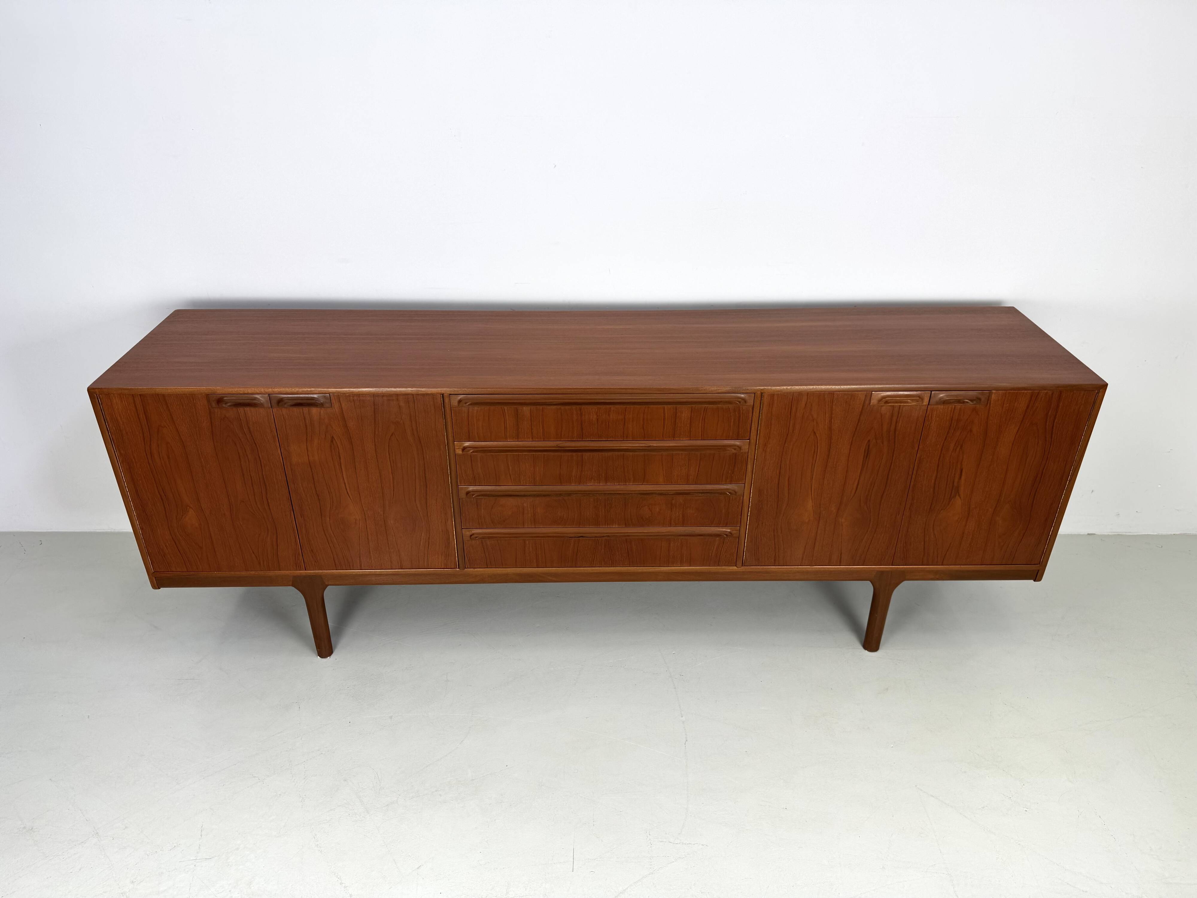 Buffet vintage par McIntosh, design de T. Robertson des années 1960.