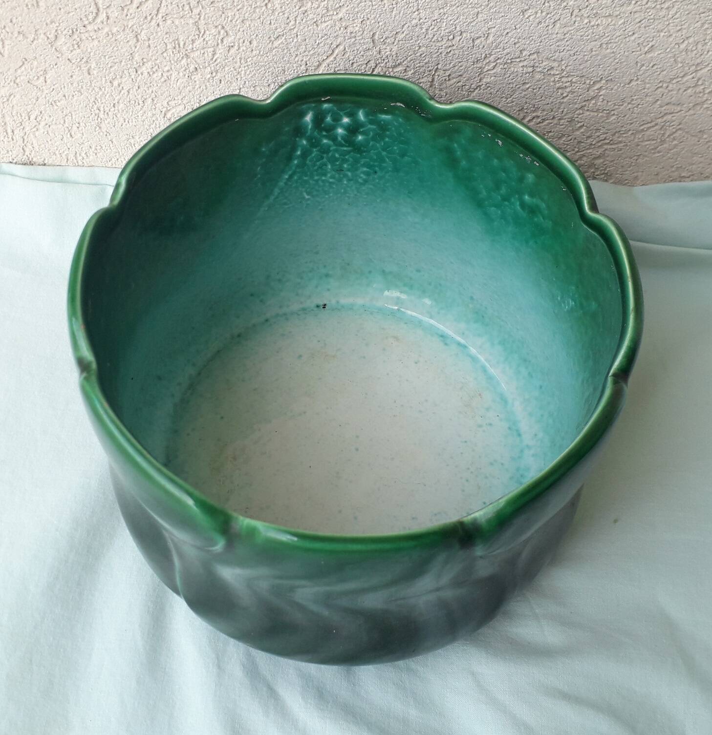 Green ceramic cache-pot