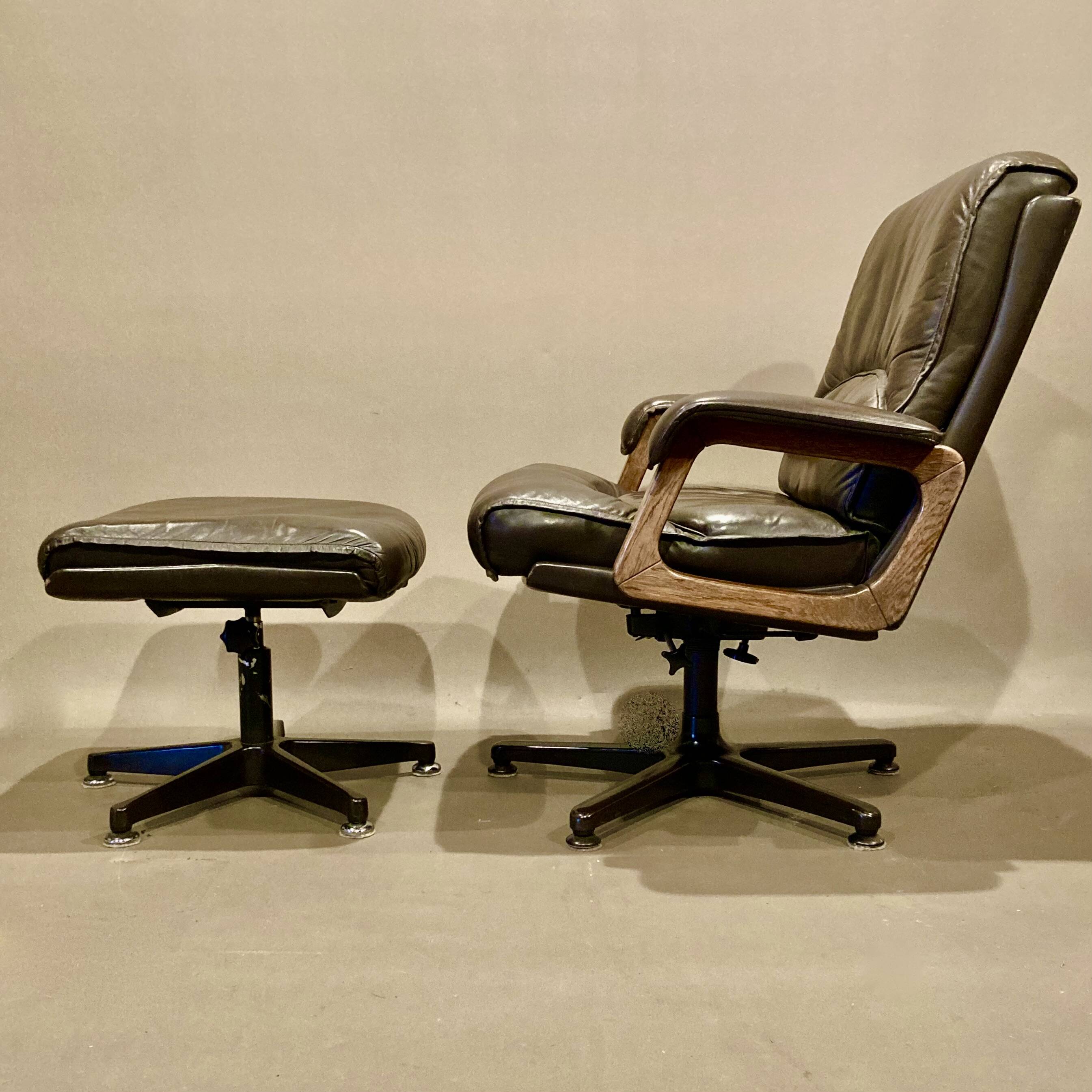 Fauteuil et ottoman en cuir, 1960